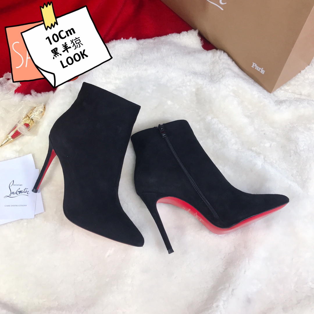 NO:337104,High-end customized autumn and winter boot series!  H10Cm, size 34-42. Private mold trademark zipper. Leather big sole, 902-003 black sheep pendant, official website synchronization Standard European code Reference:902-003 Color:black Material:veau velours Lining:goat leather Heel height:10Cm Sole:leather sole Size:EUR 34-42 (US 4-11):,,christian louboutin,boots,sheep,Leather soles19860909高端订制 秋冬靴系列！ H10Cm,尺码34-42码.私模商标拉链 .真皮大底,902-003黑羊猄款,官网同步 标准欧码 Reference:902-003 Color:black Material:veau velours Lining:goat leather Heel heigh:10Cm Sole:leather sole Size:EUR 34－42（US 4一11) :,,christian louboutin,boots,sheep,Leather soles,Women's Shoes