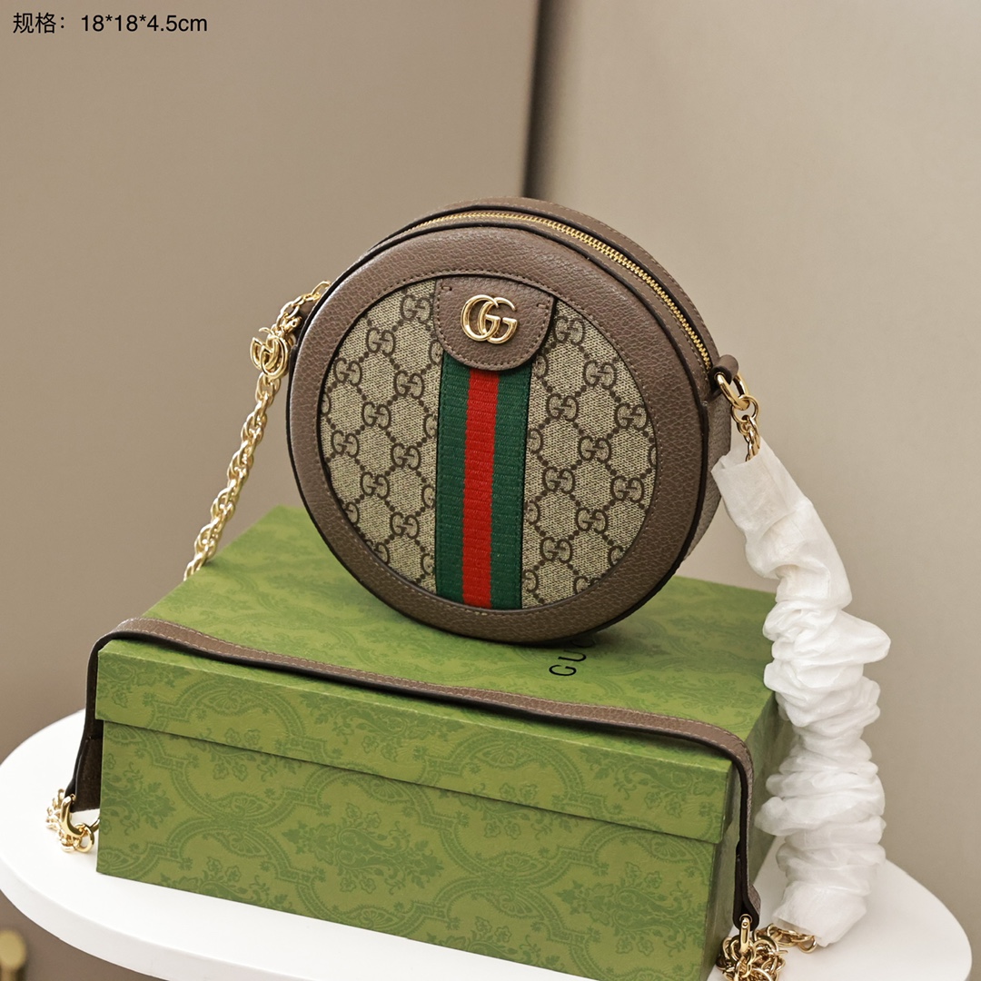 Gucci Ophidia圆饼包💰210 采用GG Supreme高级人造帆布制作，镶嵌红绿条纹织带，小巧玲珑的双G图案是源自70年代的Gucci典藏设计，装饰包身的皮革饰片细节和拉链头，高端版本。 规格：18*18*4.5cm