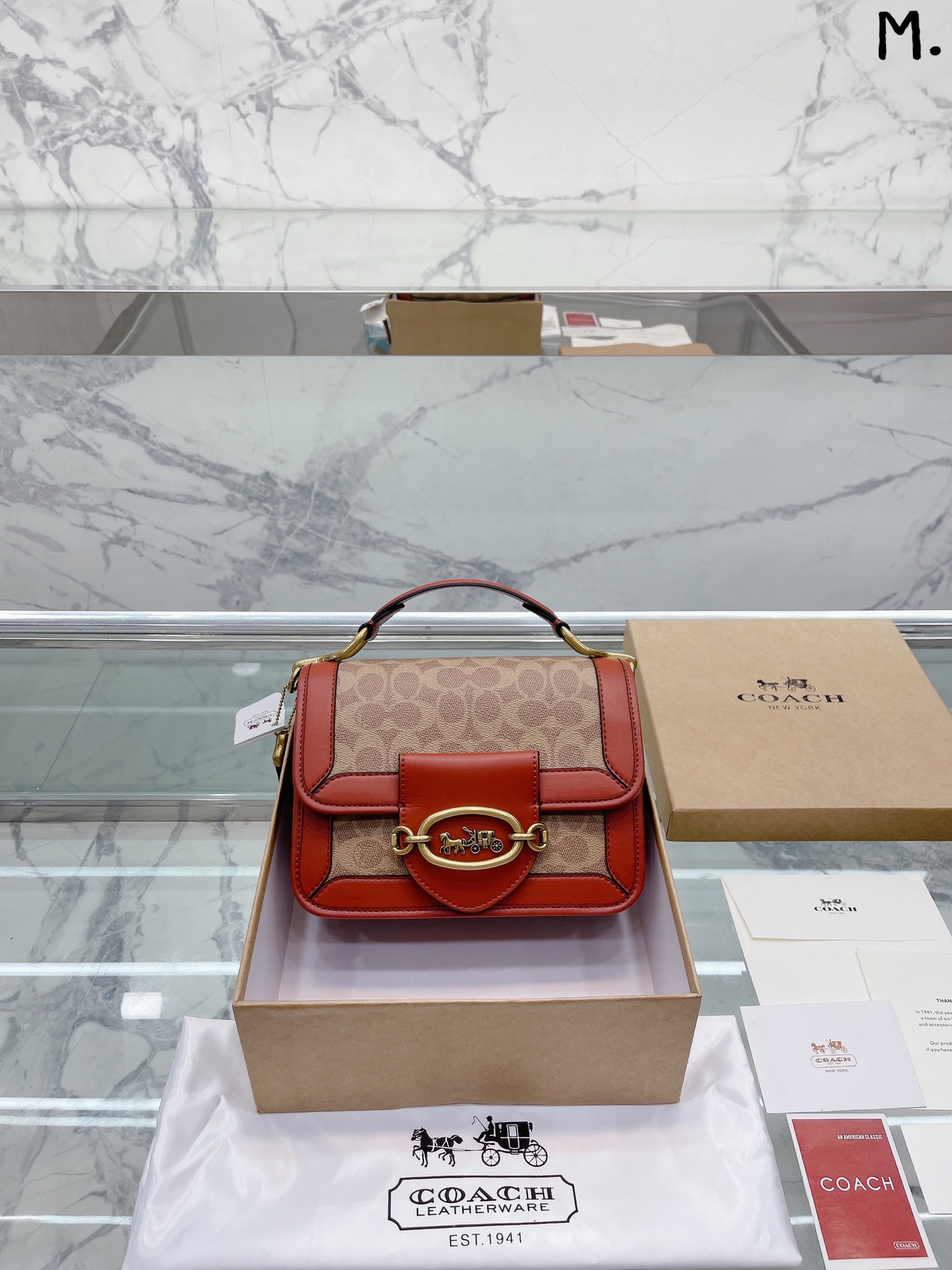 J5 2022 Coach Hero Shoulder Bag系列手提包 牛皮老花斜挎包女包 超级实用的款式 手提肩背 多用款 Coach Coach 蔻驰 Hero大号复古手提马拉车邮差包  Coach 蔻驰 2022的全新包款Hero Shoulder Bag 西 区别于以往的马车图案，此次设计团队采用马街扣 金属配件更与众不同 因 风琴式侧片能让手袋装更多东西，独立隔层则能让 内容物井然有序 配 Hero Shoulder Bag 采用立体的皮质手柄，质感十足 尺寸 22 16cm