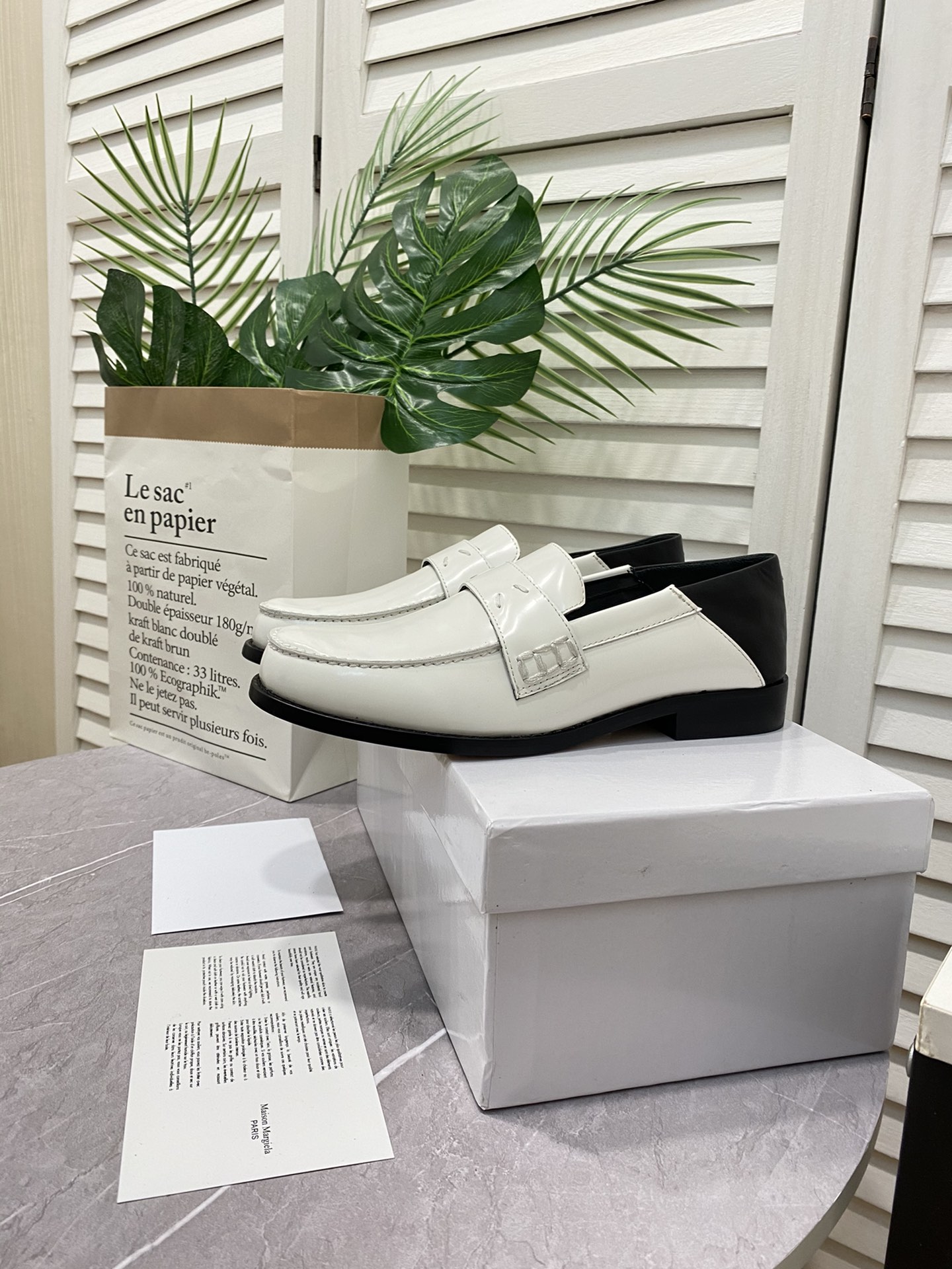 NO:167748,(High-up version) Maison Margiela｜MM6 classic loafers ___________________________________________ This is a popular one on the show. It looks like the first night, especially the two-wear that I wear this year is more casual. The two-wear is really versatile. It can be sweet or salty. It is super comfortable to wear and looks good!  ……………………………………………………………………………………………………… Go Material Upper Open-edge Beaded Cowhide/Graphic Skin Inner Water-Dyeing Cowhide Outsole A-grade Thickened Leather Outsole Size35-39 (40/41) Packaging Original Full Packaging Top-level Version, Split-toe Shoes, Masion Margiela, Masion Margiela, Loafers, Cowhide, Sheepskin, Leather Soles19860909（高版本） MaisonMargiela｜MM6马吉拉经典乐福鞋 _______________________________ 这款超多网红在秀,第一晚看上去就是心头爱尤其今年出的两穿后踩跟的更加随性 两穿真的百搭 可甜可咸 上脚超级舒服 好看！ …………………………………………………… Go 材质 鞋面开边珠牛皮/植柔羊皮 内里水染牛皮 大底A级加厚真皮大底 Size35-39（40/41） 包装原版全套包装 等级顶级版本,分趾鞋,masion margiela,masion margiela,loafers,cowhide,sheepskin,Leather soles,Women's Shoes