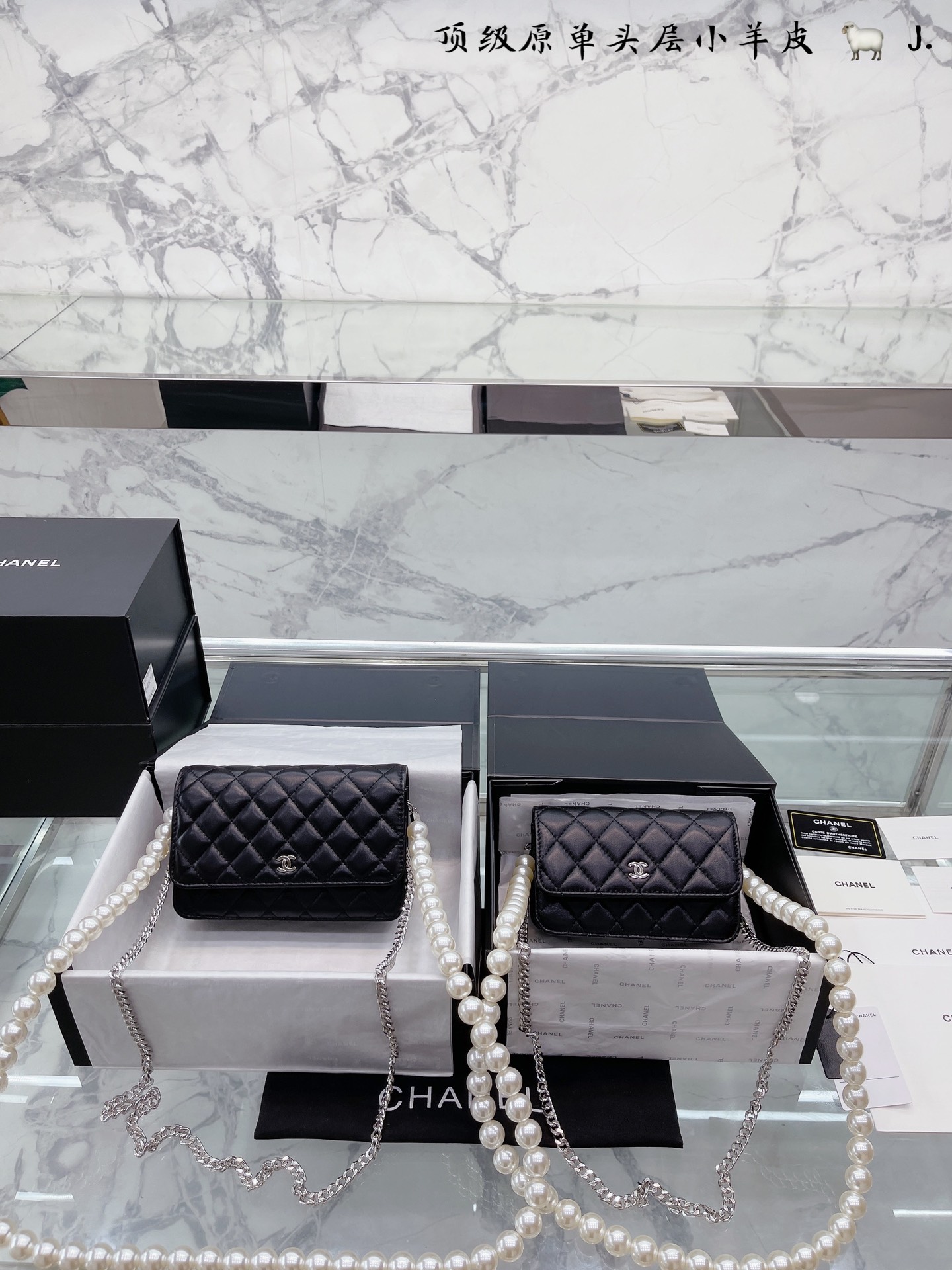 头层皮 2022香奈儿CHANEL珍珠黑金牛 Woc 今年香奈儿春夏款真的美爆了，一直想要个 Woc小包， 直到遇见这款珍珠，真的是完美诠释了小香的风格~ 头层小牛皮 尺寸 20 13cm 小号18 12cm
