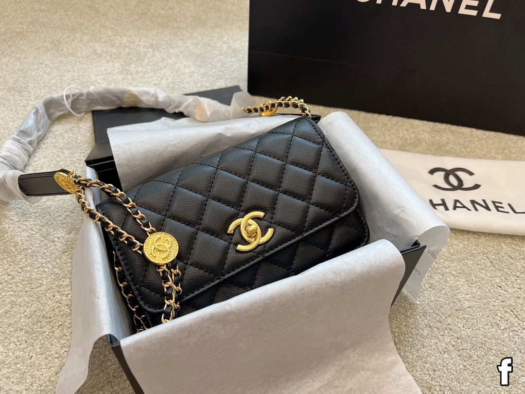 J0 chanel发财包woc仿佛中了每年都买金币包的魔咒 感觉比经典款更好看的一个woc 金币款woc的旋转开口方式像cf 肩带内部交叉可以当腋下包背6个复古金币也蛮经典好看的 果然还是爱香香 20厘米