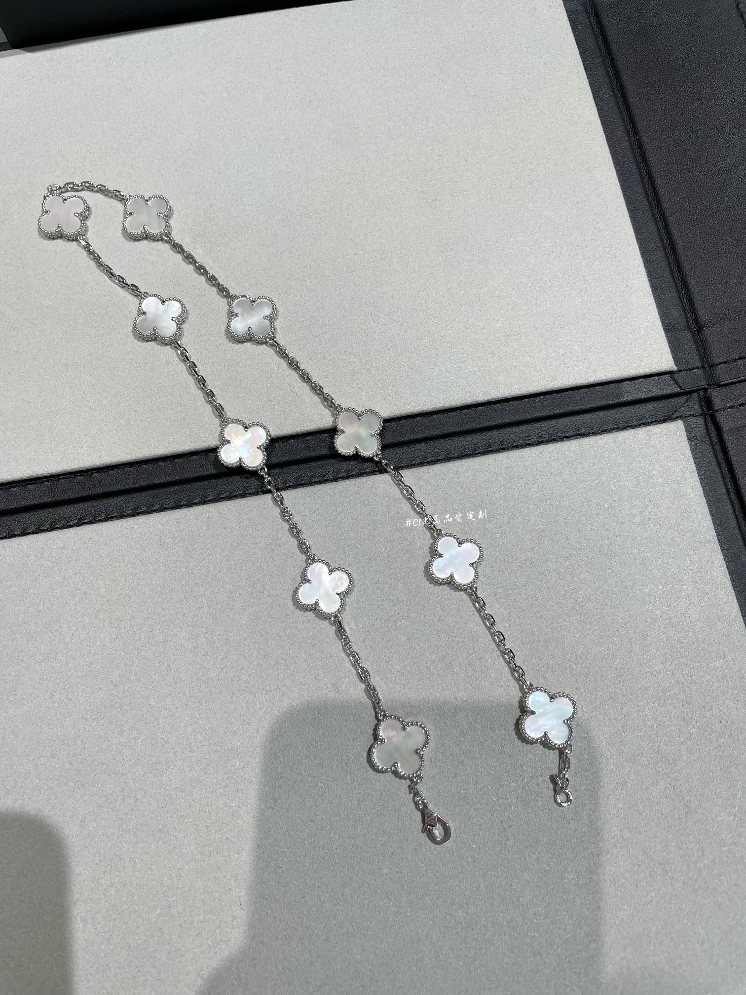 NO:634525,88550, ten flower white shell platinum chain shipped natural 5A grade white shell, Cartier high-end jewelry1986090988550,十花白贝白金链条 出货 天然5A级白贝,,卡迪亚高端饰品,Jewelry
