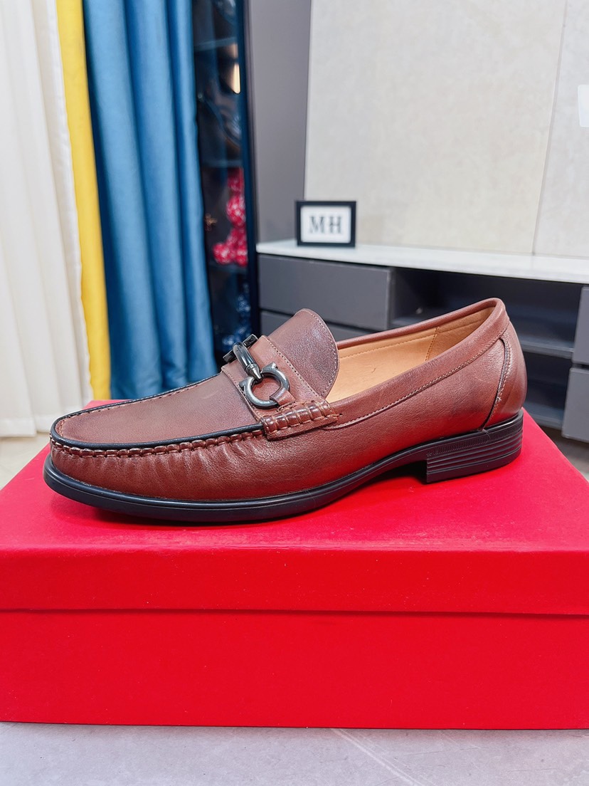 J0   牛里Ferragamo菲拉格慕最新男士商务皮鞋🇨🇳官网原版1:1开模💯头层采用意大利进口牛皮➕奢华牛皮内里，柔软舒适🌴高端大气，高品味男士首选🍍38-44 45可订做