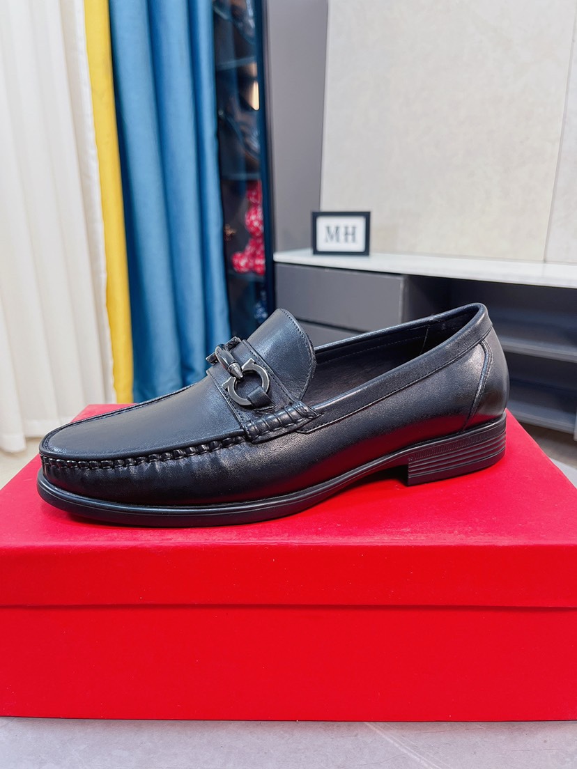 J0   牛里Ferragamo菲拉格慕最新男士商务皮鞋🇨🇳官网原版1:1开模💯头层采用意大利进口牛皮➕奢华牛皮内里，柔软舒适🌴高端大气，高品味男士首选🍍38-44 45可订做