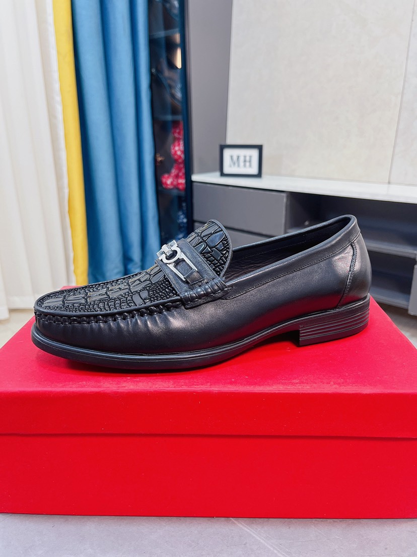 J0   牛里Ferragamo菲拉格慕最新男士商务皮鞋🇨🇳官网原版1:1开模💯头层采用意大利进口牛皮➕奢华牛皮内里，柔软舒适🌴高端大气，高品味男士首选🍍38-44 45可订做