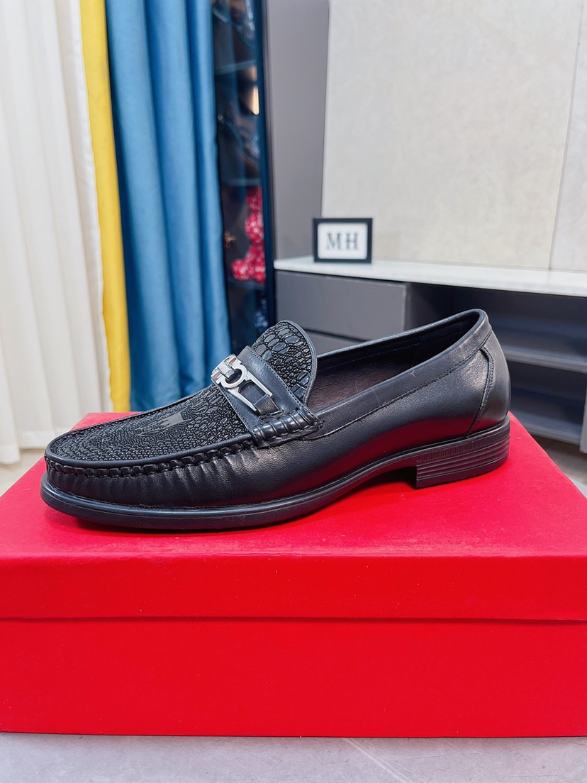 J0   牛里Ferragamo菲拉格慕最新男士商务皮鞋🇨🇳官网原版1:1开模💯头层采用意大利进口牛皮➕奢华牛皮内里，柔软舒适🌴高端大气，高品味男士首选🍍38-44 45可订做