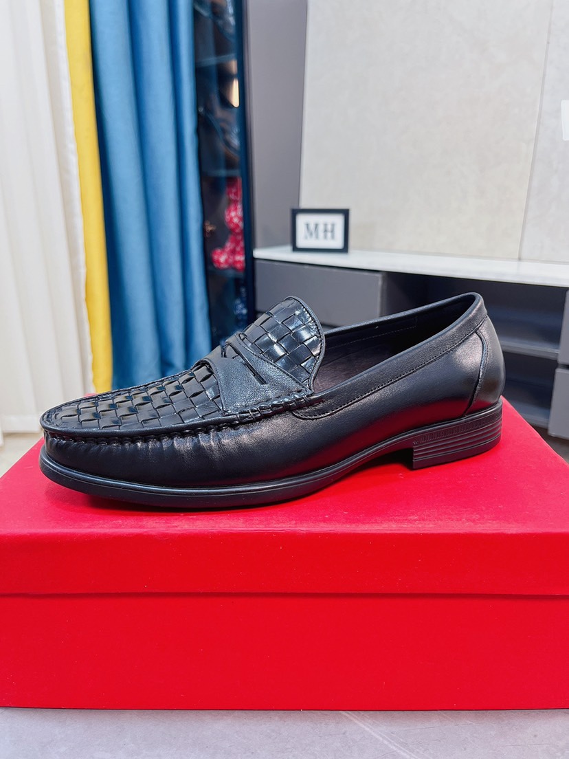 J0   牛里Ferragamo菲拉格慕最新男士商务皮鞋🇨🇳官网原版1:1开模💯头层采用意大利进口牛皮➕奢华牛皮内里，柔软舒适🌴高端大气，高品味男士首选🍍38-44 45可订做