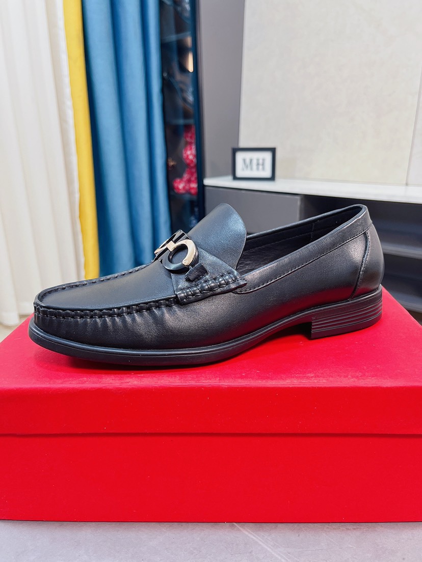 J0   牛里Ferragamo菲拉格慕最新男士商务皮鞋🇨🇳官网原版1:1开模💯头层采用意大利进口牛皮➕奢华牛皮内里，柔软舒适🌴高端大气，高品味男士首选🍍38-44 45可订做