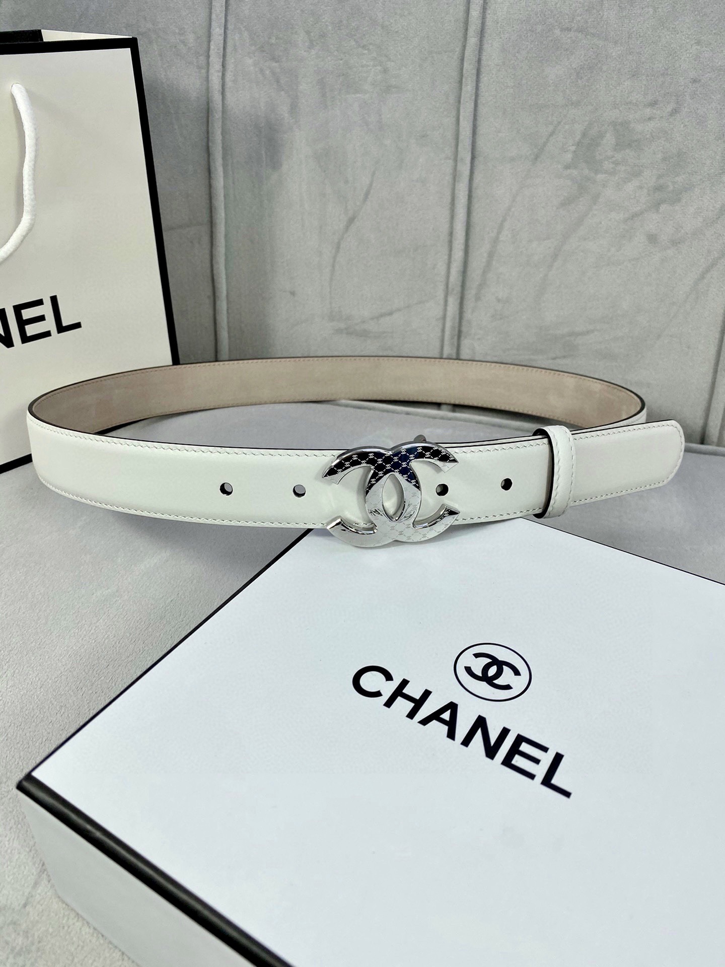  宽度3.0cm Chanel （香奈儿）特级进口小牛皮内衬原版磨砂底，饰有金 银色花纹金属logo花纹