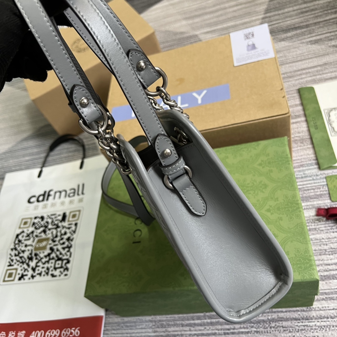 配全套专柜绿色包装️这款迷你手袋采用新链条包轮廓和质感十足的黑色皮革材质散发出浓郁的复古格调复古元素糅合