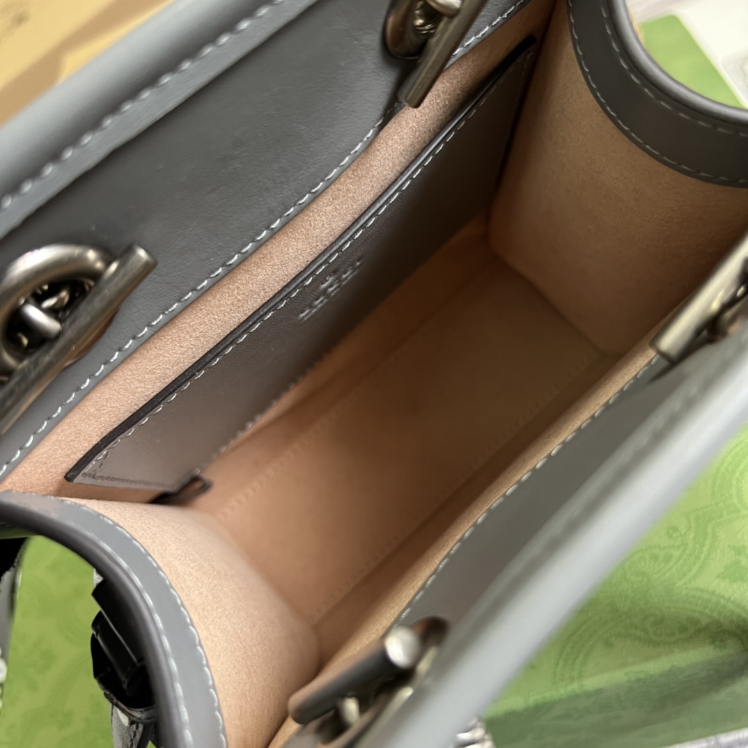 配全套专柜绿色包装️这款迷你手袋采用新链条包轮廓和质感十足的黑色皮革材质散发出浓郁的复古格调复古元素糅合