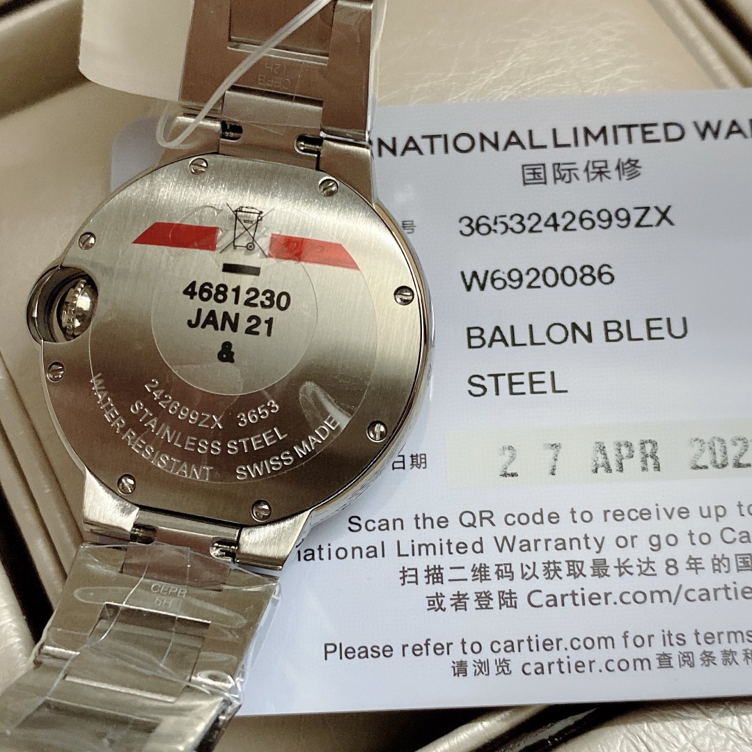 Cartier 卡地亚 机芯：瑞士进口石英机芯 原装1：1 33MM、凸面弧形表壳 蓝宝石玻璃