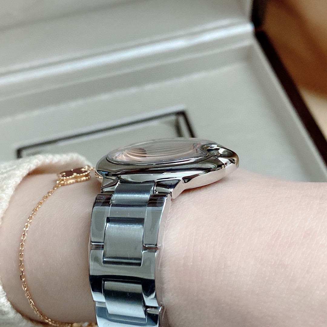 Cartier 卡地亚 机芯：瑞士进口石英机芯 原装1：1 33MM、凸面弧形表壳 蓝宝石玻璃