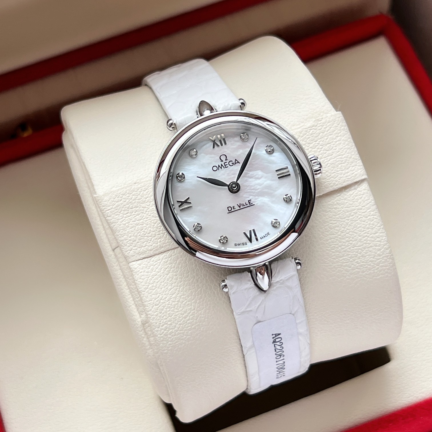 NO:764936,The market's highest version of Omega Elegant Die Fei was born, with real diamonds and real core for its exclusive first release!  To add a romantic and charming style to the De Ville series, Omega launches the stunning and elegant series 'Dewdro' watch. It combines exquisite shape and elegant charm. 27.4 mm diameter, stainless steel case, with polished bezel. There are fixed water drop lugs on each side. The embossed pattern of the God of Time, Chronos emblem on the back of the case, demonstrates the ultra-high craftsmanship. It uses American crocodile leather strap, which is soft to the touch and reaches the original quality. It is wear-resistant and durable.  Mother-of-pearl dial, 8 diamond hour markers with rhodium-plated Roman numerals, achieving the dazzling luminous effect of real diamonds under light. Leaf-shaped rhodium-plated hands, arc-shaped double-sided anti-reflective and wear-resistant sapphire glass mirror, equipped with Omega 4061 movement. Comes with GTC gem identification certificate. Four codes in one!  !  !  ,,omega,crocodile skin19860909市场最高版本欧米茄典雅蝶飞横空出世,真钻真芯独家首发！为碟飞系列平添浪漫妩媚风情,欧米茄倾情推出令人惊艳的典雅系列“Dewdro”腕表. 将精美造型与优雅魅力融为一体.27.4毫米表径,精钢表壳,搭配抛光表圈. 两侧各带有一个固定水滴式表耳.表背上浮雕时间之神柯罗诺斯徽章图案,更是彰显超高工艺. 采用美洲鳄鱼皮表带,手感柔顺达到原版品质.抗磨耐用. 珍珠贝母表盘,8枚钻石小时刻度搭配镀铑罗马数字刻度,在光线照耀下达到真钻的耀眼发光效果.叶形镀铑处理指针,圆弧形双面防反光耐磨损蓝宝石玻璃镜面, 搭载欧米茄4061机芯.带GTC宝石鉴定证书.四码合一！！！,,omega,crocodile skin,Watch