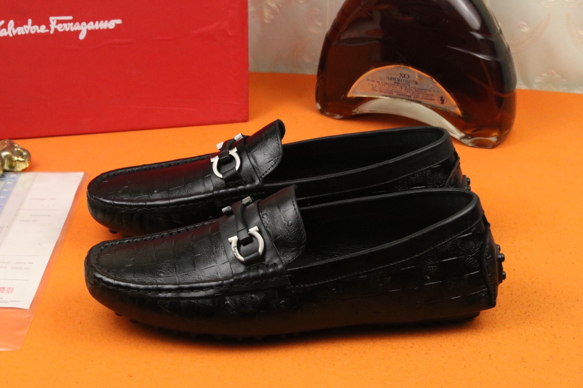 I5  菲拉格慕经典款男士休闲透气套脚豆豆鞋～原版质量☺️鞋面采用进口头层牛皮 ，舒适真皮内里，耐磨天然橡胶豆豆大底，防滑耐磨，轻奢舒适，高端品质。