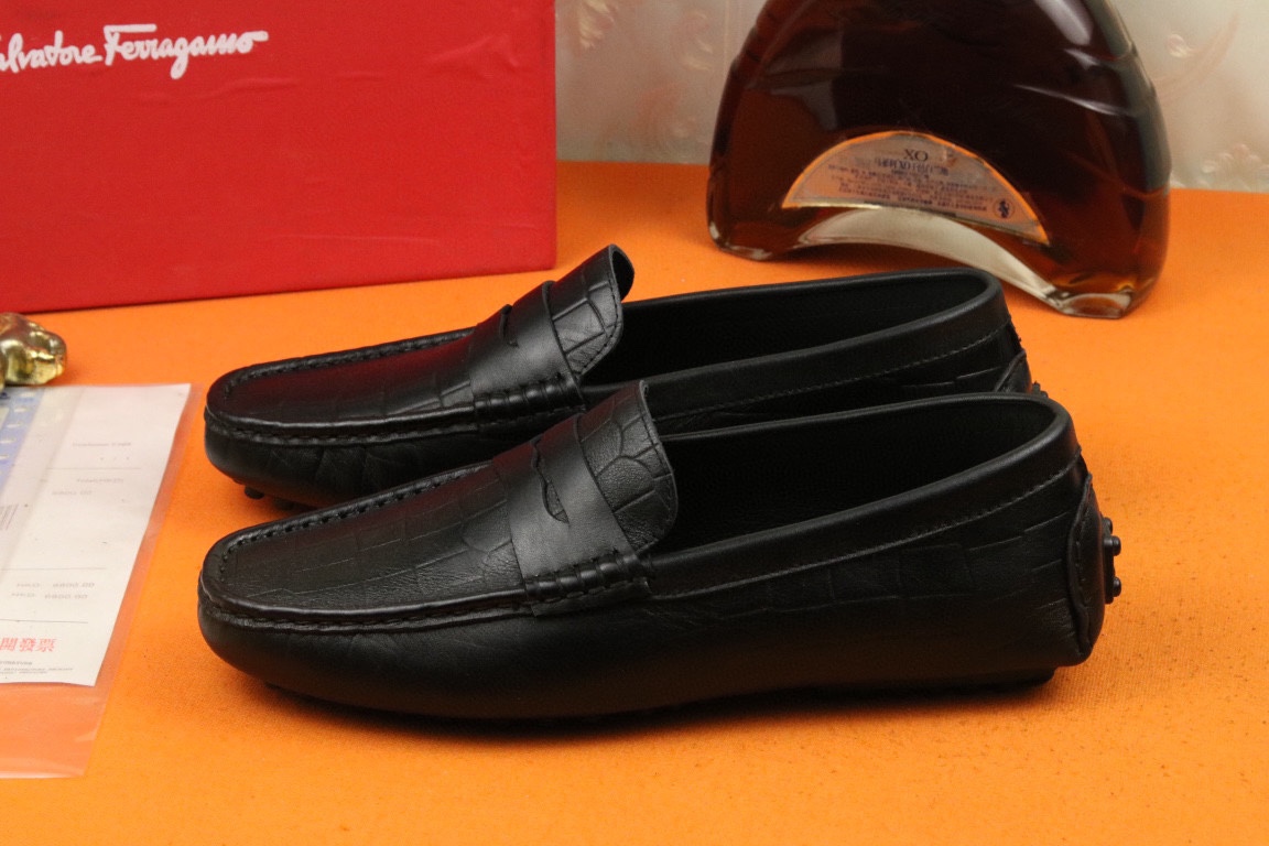 I5  菲拉格慕经典款男士休闲透气套脚豆豆鞋～原版质量☺️鞋面采用进口头层牛皮 ，舒适真皮内里，耐磨天然橡胶豆豆大底，防滑耐磨，轻奢舒适，高端品质。