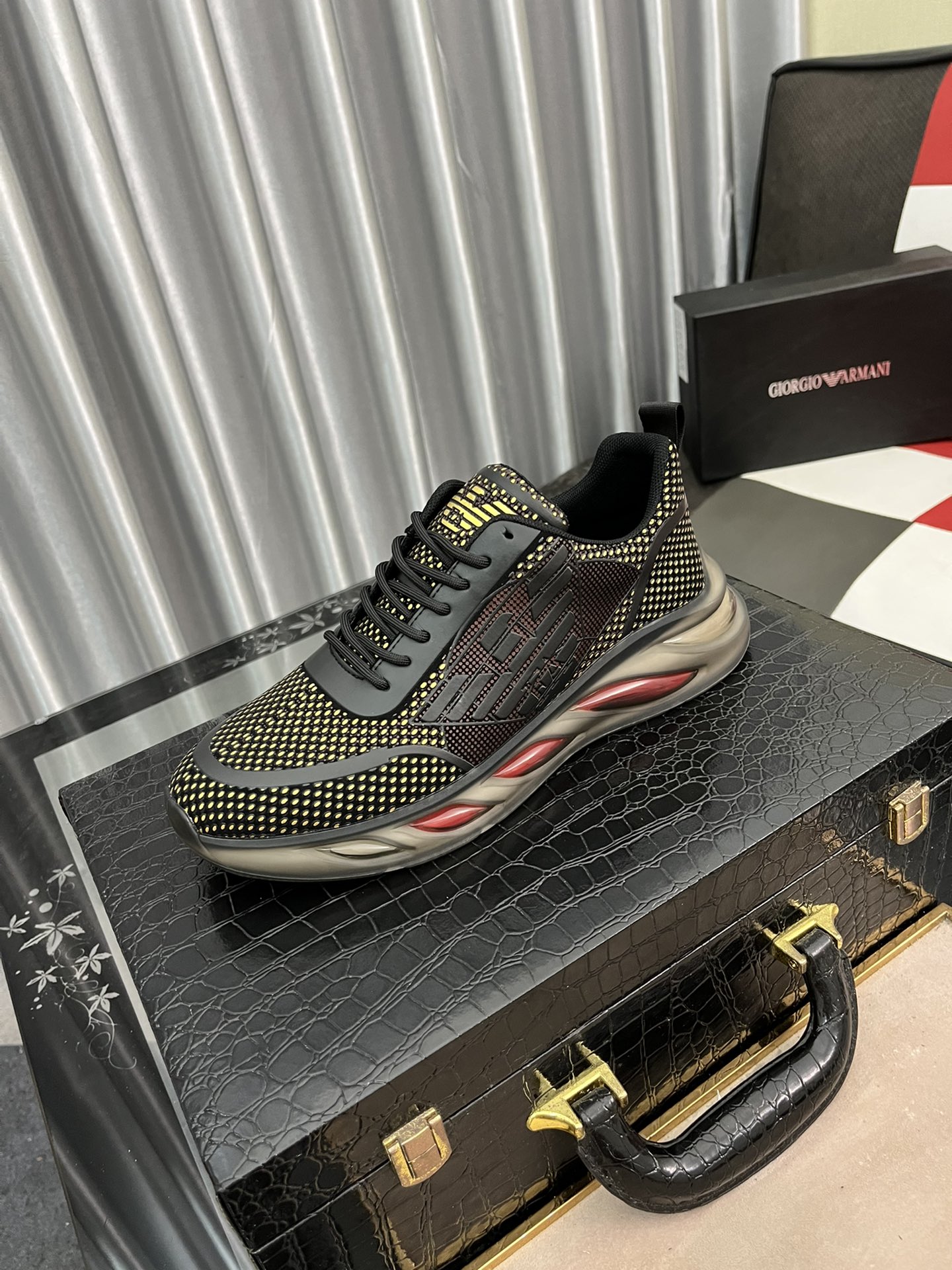 I5  Armani阿玛尼休闲鞋香港🆙顶级原单 经典回归 🙏 进口意大利进口飞织透气面料🙏真皮垫脚。柔软防滑橡胶大底， 高品质打造👟 流畅的宣型 精细的做工 ，时尚又休闲，😍