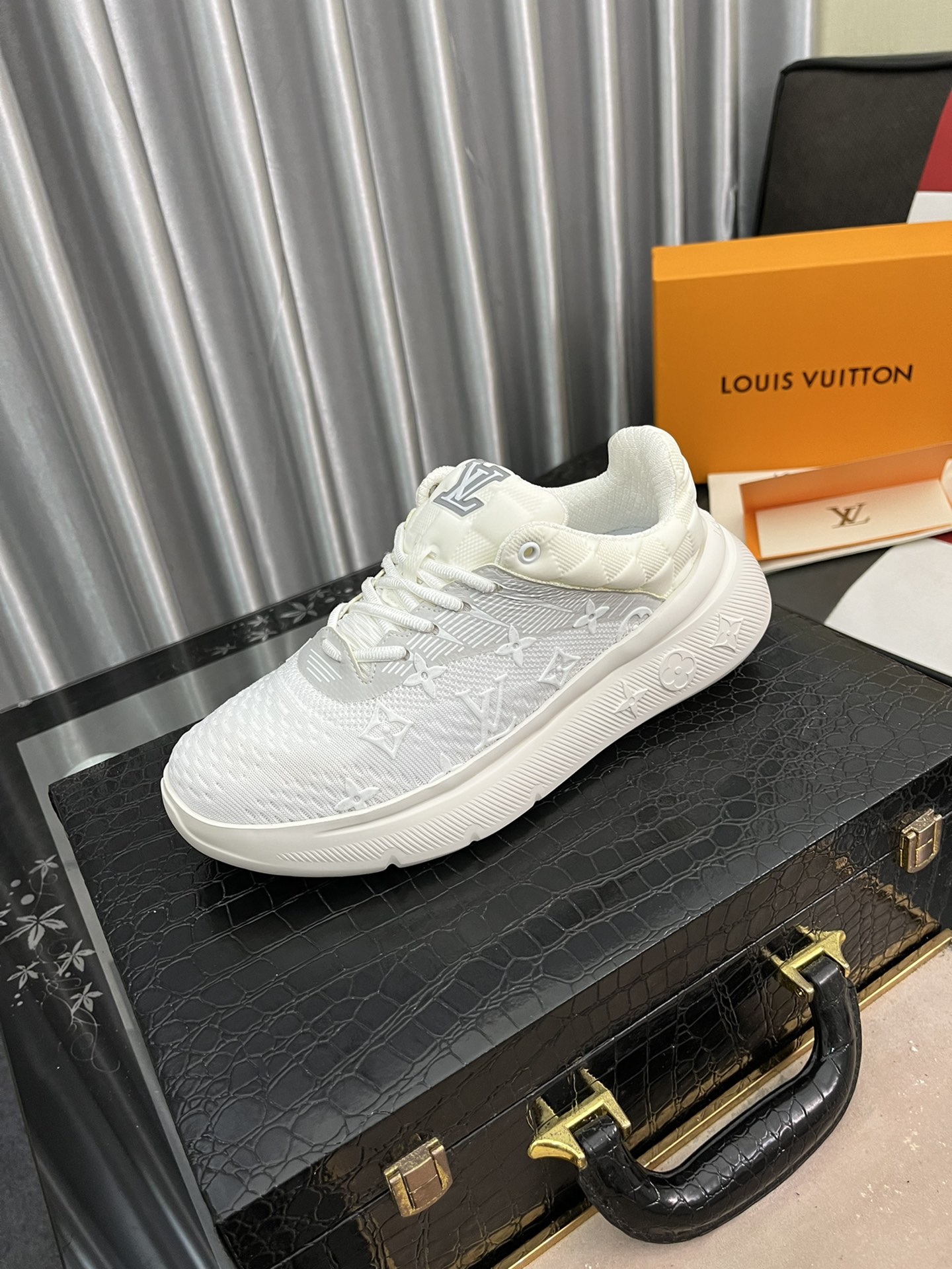 K5  高端 [Louis Vuitton] 🇫🇷🇫🇷Louis Vuitton路易威登🇫🇷🇫🇷官网火爆热卖📢📢高•版本最新•爆款牛皮面 牛皮里 顶端品牌奢侈～代购，🌎顶级～质量 🎿国际高端品牌，原版复刻版本💐官网一比一🌱专柜一比一 🍺独家活动成型底超级舒适🐋细节决定品质、我们只为用心做好鞋 欢迎对比实物拍摄🎬實物更好看，38/44码3⃣️色可选