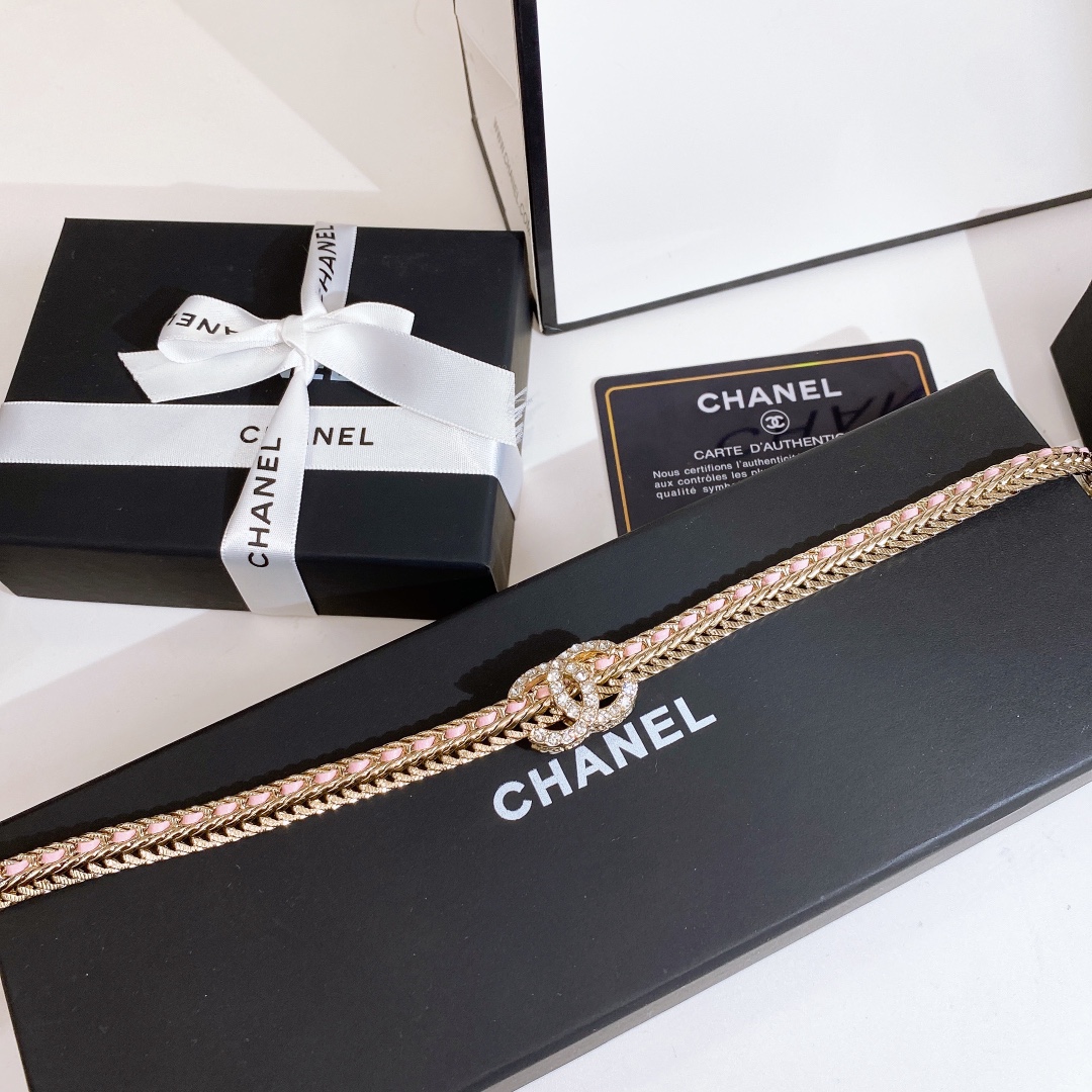 Chanel爆款羊皮颈链👑
浓浓的复古气息～见到这系列的美物真的是万劫不复。以镂空羊皮相呼应，十分精致