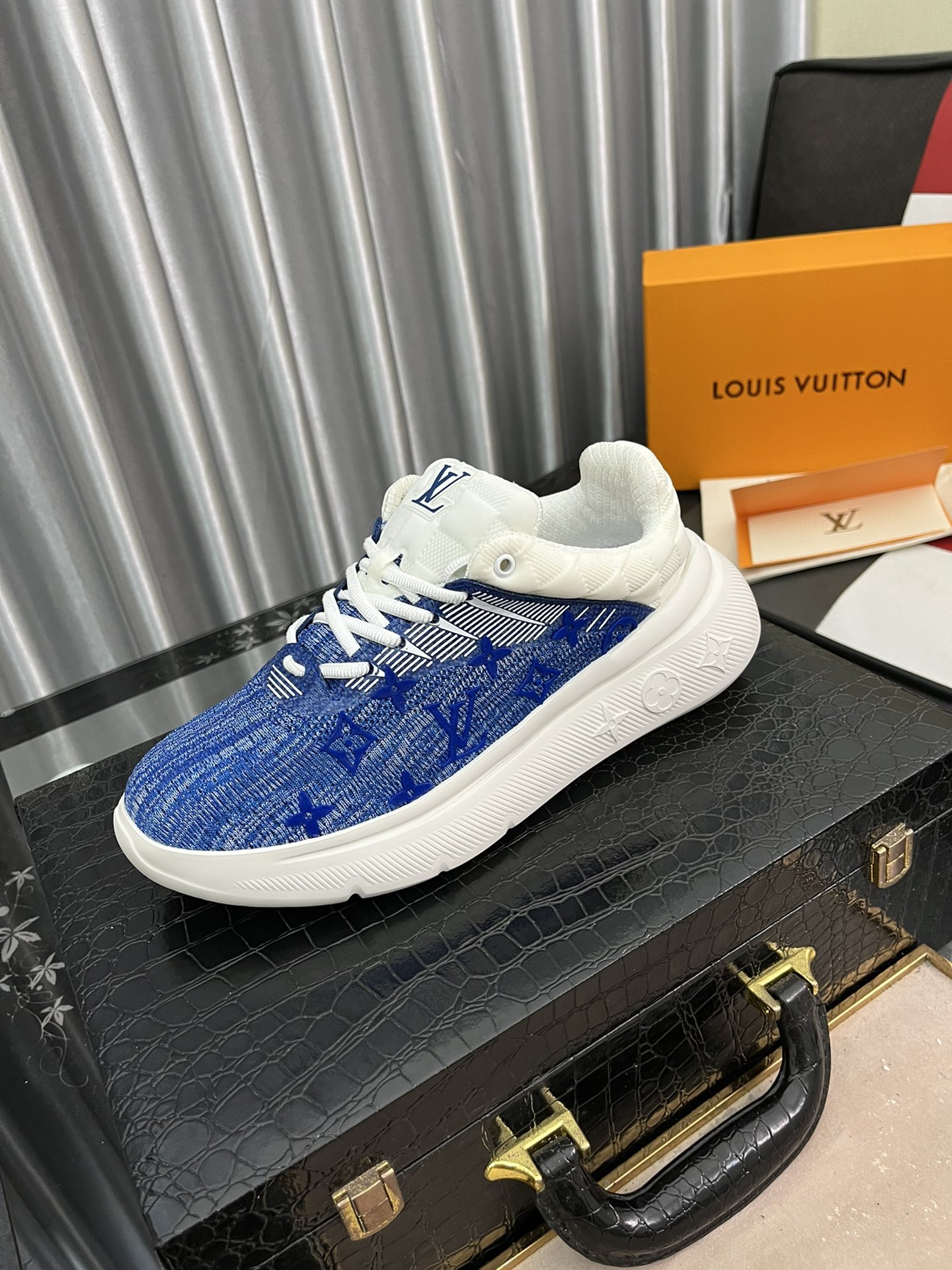 K5  高端 [Louis Vuitton] 🇫🇷🇫🇷Louis Vuitton路易威登🇫🇷🇫🇷官网火爆热卖📢📢高•版本最新•爆款牛皮面 牛皮里 顶端品牌奢侈～代购，🌎顶级～质量 🎿国际高端品牌，原版复刻版本💐官网一比一🌱专柜一比一 🍺独家活动成型底超级舒适🐋细节决定品质、我们只为用心做好鞋 欢迎对比实物拍摄🎬實物更好看，38/44码3⃣️色可选