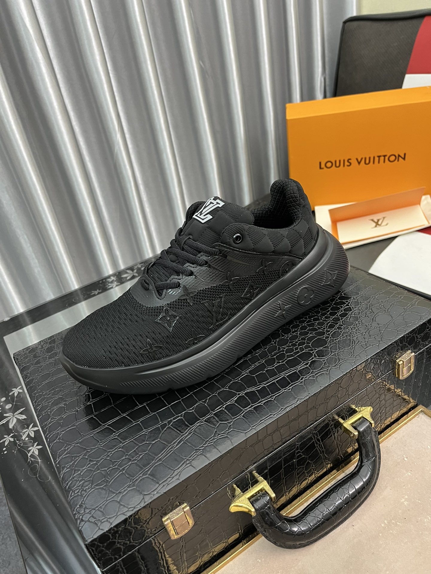 K5  高端 [Louis Vuitton] 🇫🇷🇫🇷Louis Vuitton路易威登🇫🇷🇫🇷官网火爆热卖📢📢高•版本最新•爆款牛皮面 牛皮里 顶端品牌奢侈～代购，🌎顶级～质量 🎿国际高端品牌，原版复刻版本💐官网一比一🌱专柜一比一 🍺独家活动成型底超级舒适🐋细节决定品质、我们只为用心做好鞋 欢迎对比实物拍摄🎬實物更好看，38/44码3⃣️色可选