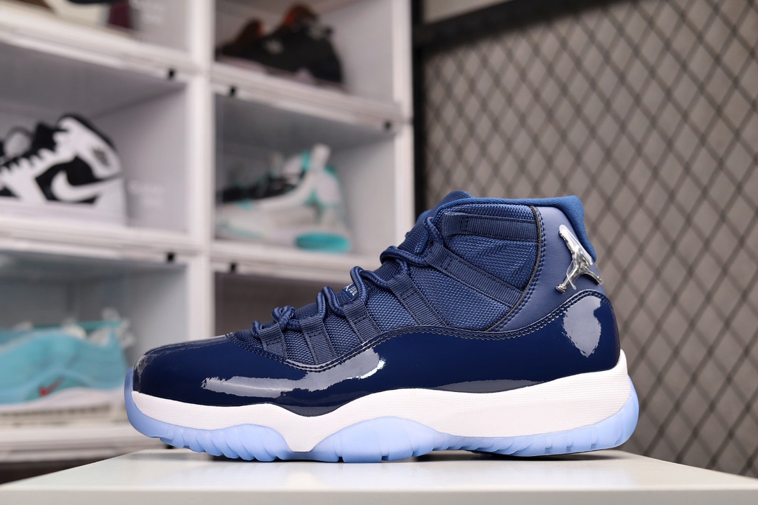 纯原版本 Air Jordan AJ11 纯原  原楦原档案数据开模打造 原厂中底拉帮钢印 原厂漆皮 防冻不开裂 头层皮料 原装鞋撑 水晶大底正确色度色泽 原楦原数据刺绣 原厂车缝走线及对位 毫厘不差 飞人logo采用原数据电脑刺绣 原装正品碳纤维真实碳板 增强抗扭 原内标 原盒标 正确官方原盒 原厂防氧化水晶外底 原厂配套厂全掌AIR SOLE气垫885QS