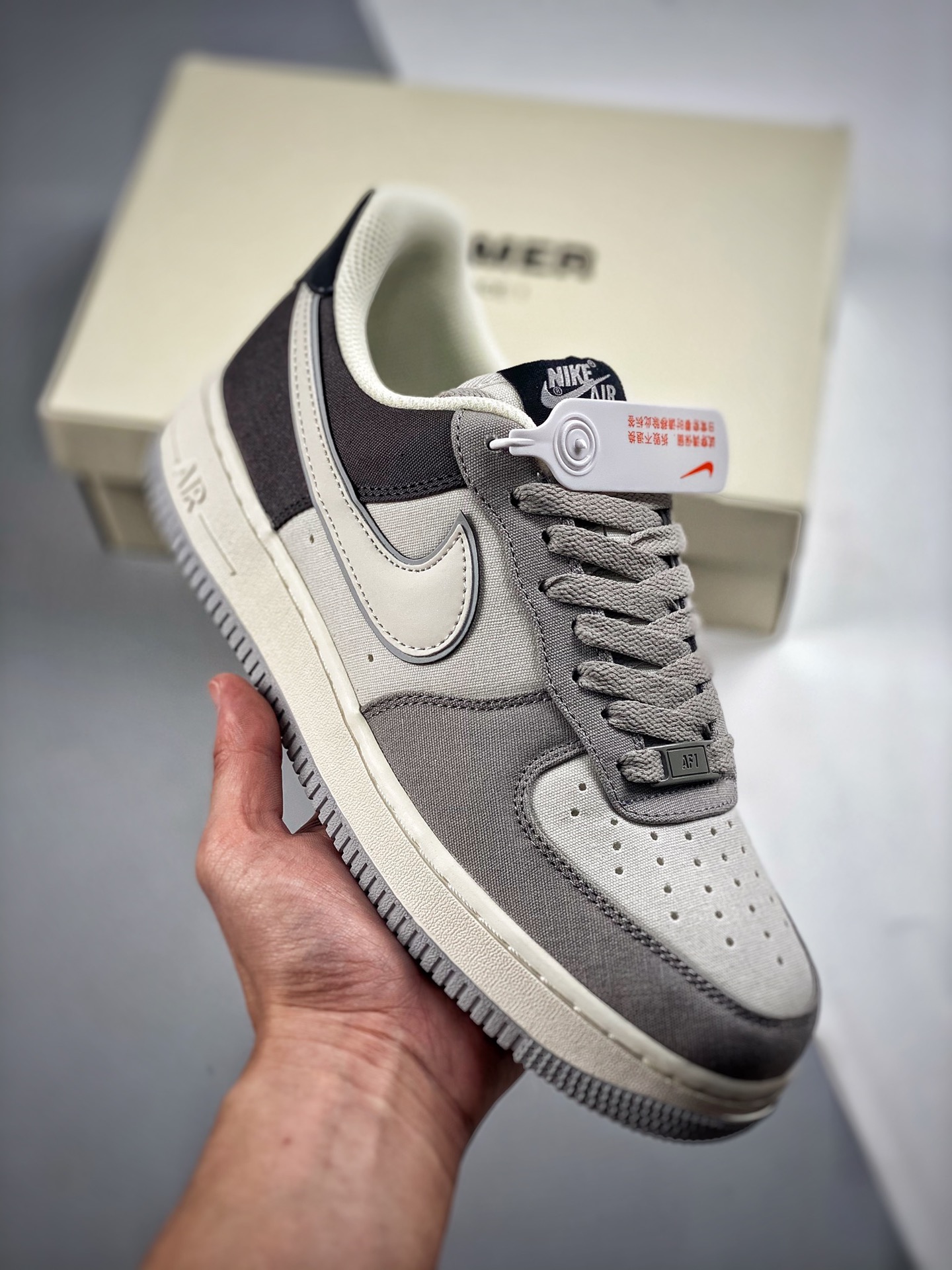 -3 Nike Air Force 1 '07 Gris claro y negro, zapatilla casual de caña baja estilo Air Force One, costura de dobladillo, …