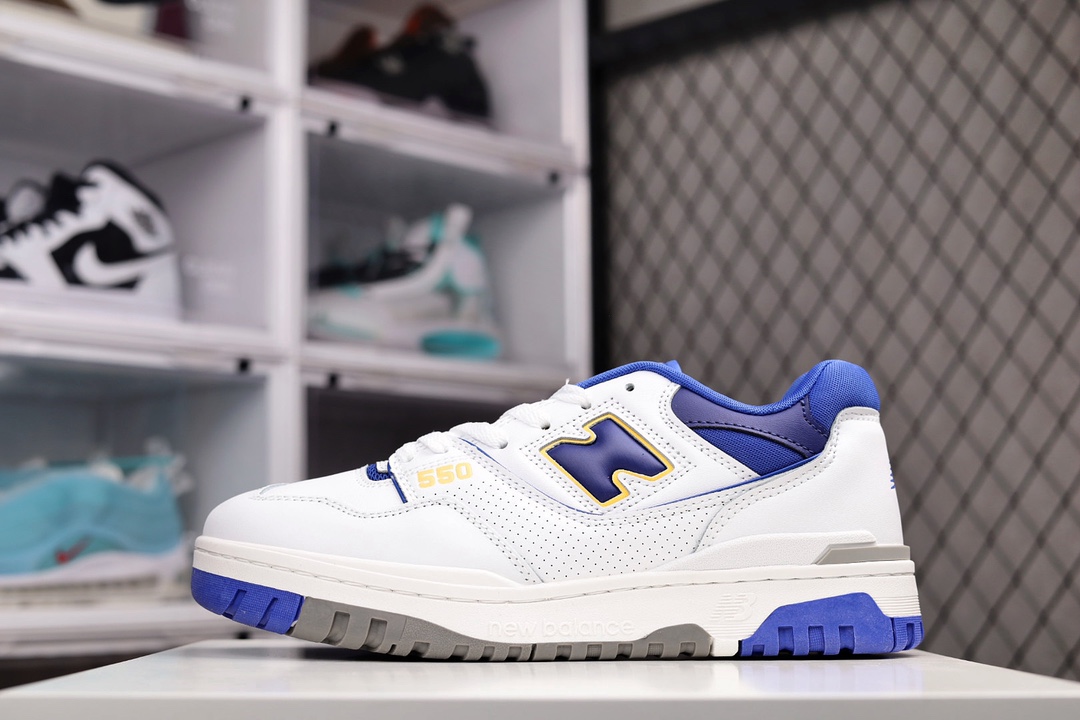 G5 公司级 New Balance BB550 系列复古休闲运动慢跑鞋 全新 New Balance 系列，以更纯粹的复古风格设计打造的全新造型。侧身还以解构设计，将 N 字标志以做旧压花样式呈现，样式别具新意。而麂皮、冲孔皮革的塑造，则呈现出高级怀旧气质，也让鞋款在奢华时装风格与运动氛围之间达到了平衡。鞋身采用尼龙及猪巴革麂皮物料拼接构成中底高弹PU材质及满丁防滑橡胶外底WS