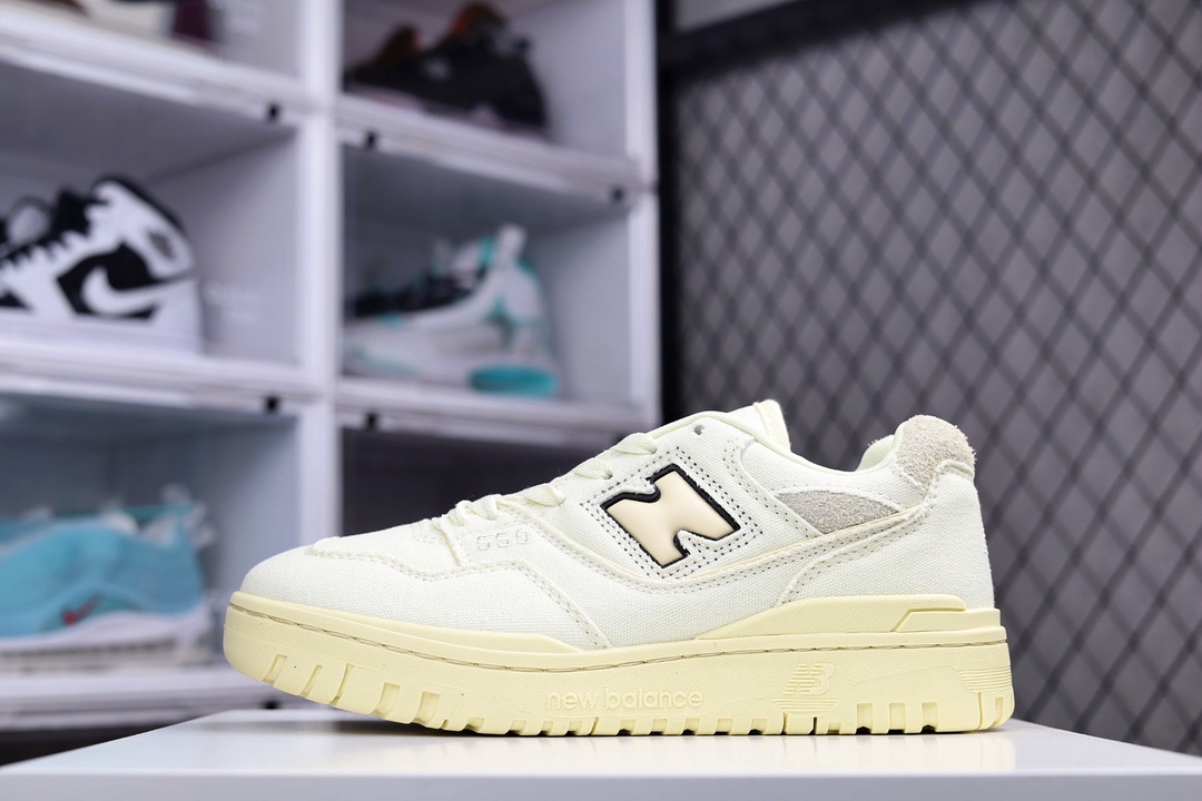 G5 公司级 New Balance BB550 系列复古休闲运动慢跑鞋 全新 New Balance 系列，以更纯粹的复古风格设计打造的全新造型。侧身还以解构设计，将 N 字标志以做旧压花样式呈现，样式别具新意。而麂皮、冲孔皮革的塑造，则呈现出高级怀旧气质，也让鞋款在奢华时装风格与运动氛围之间达到了平衡。鞋身采用尼龙及猪巴革麂皮物料拼接构成中底高弹PU材质及满丁防滑橡胶外底WS