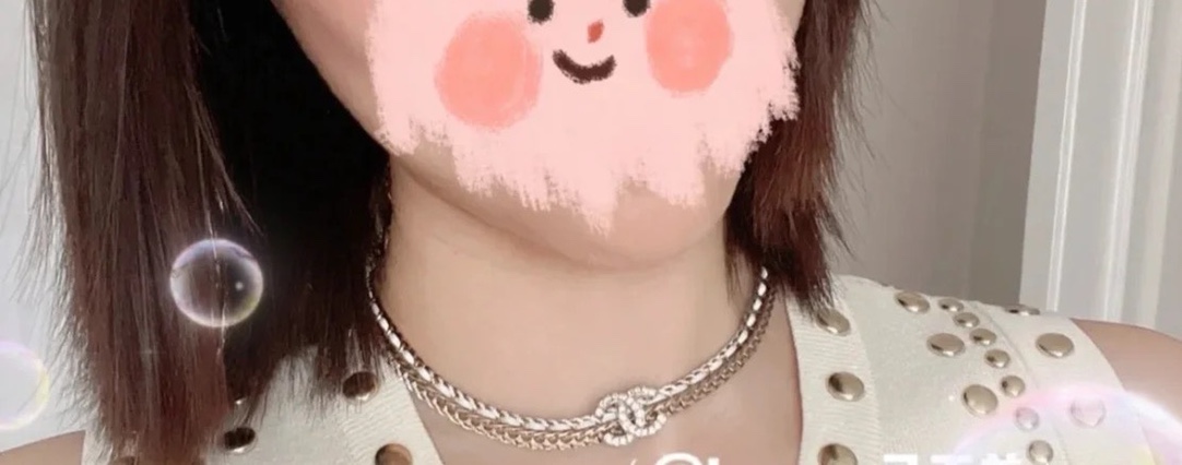  Chanel爆款羊皮颈链👑
浓浓的复古气息～见到这系列的美物真的是万劫不复。以镂空羊皮相呼应，十分精致