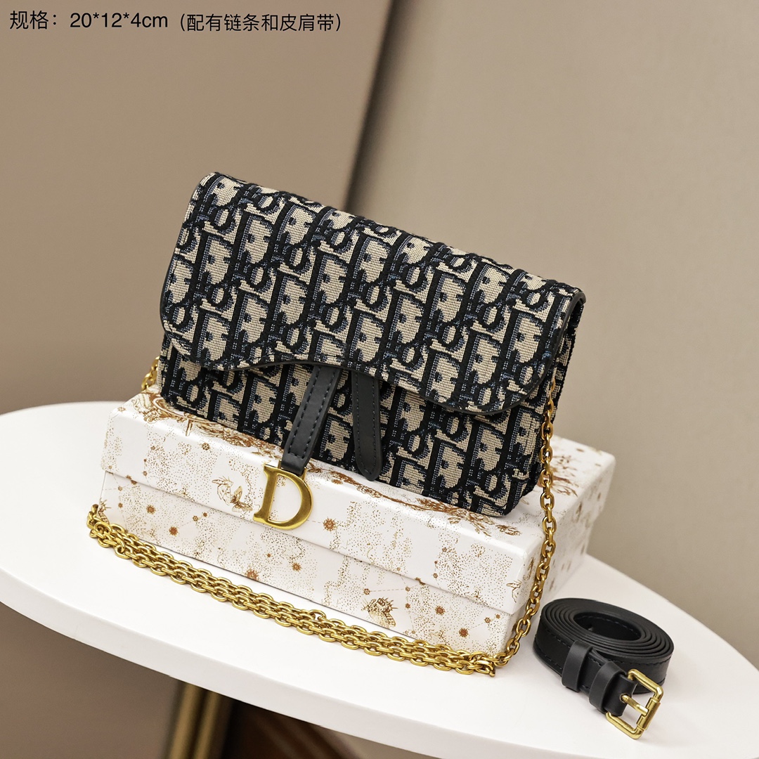 迪奥Dior马鞍腰包💰190 经典刺绣Do老花满印.金色复古金属配饰.内置1个拉链口袋.可拆卸肩带与链条.解锁超多背法.可在腰部佩戴或手拿或肩背等等. 规格:20*12*4cm