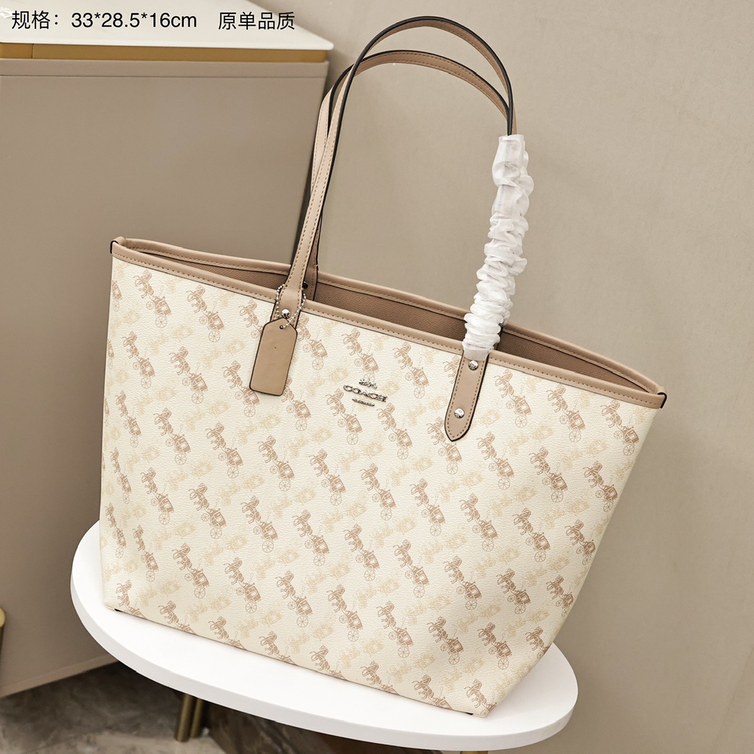 蔻驰马车托特购物袋💰210 文艺女的最爱.北美街拍大众潮牌C家蔻驰HARING经典款女士单肩手提托特包.c家今年很火的帆布包.手感细腻.手工精致.无论是长途旅行.还是短途郊游.都是很减龄的时尚的搭配.眼光独到的你.不可错过当季最IN的款. 规格：33*28.5*16cm 原单品质