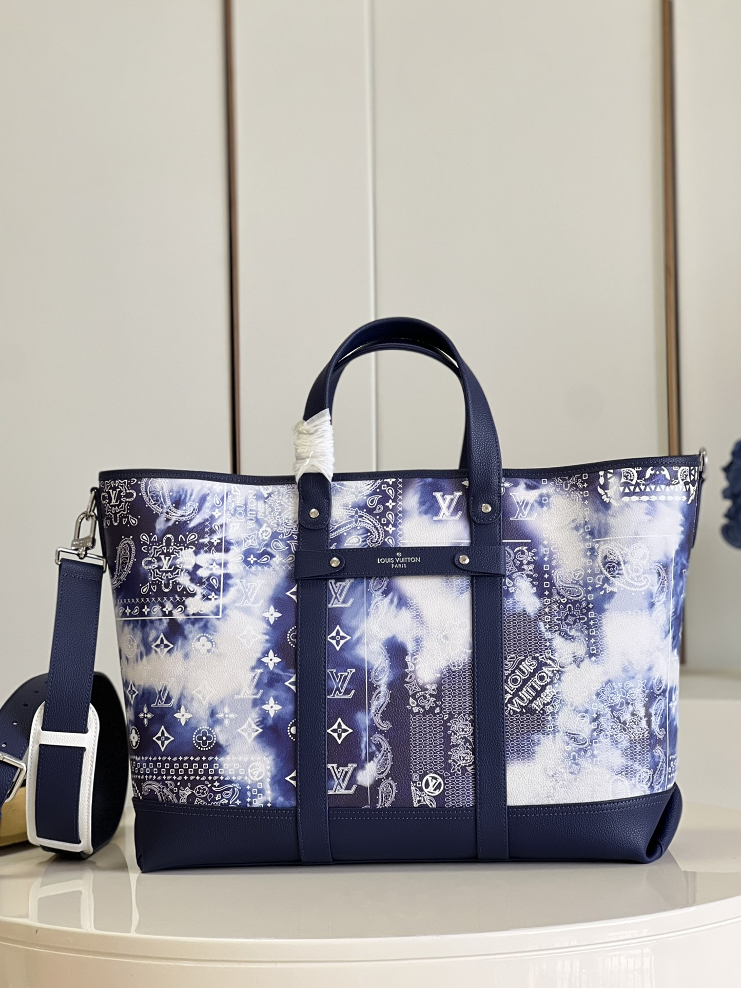 NO:398949,[Exclusive real photo M20553] This Tote Journey handbag presents a bleached scarf print, with a subtle display of classic Monogram patterns, releasing the new and new interest of the season. Cowhide leather creates a multi-inner bag design, and the top handle and removable shoulder straps enable a variety of carry-on options, which fits the rhythm of contemporary urban life. Detailed features 60 x 37 x 15.5 cm Z. [Warm reminder that this model is too big and does not match the packaging!  】,LV【Original Skin】,louis vuitton,cowhide19860909【独家实拍M20553】本款Tote Journey 手袋呈现仿佛经过漂白的丝巾印花,其间微妙显露经典 Monogram 图案,释放当季崭新意趣.牛皮革塑造多内袋设计,顶部手柄和可拆卸肩带实现多种背携选择,契合当代都市生活节奏.详细特征60 x 37 x 15.5 厘米 Z.【温馨提示此款太大,不配包装！】,LV【原厂皮】,louis vuitton,cowhide,Bag