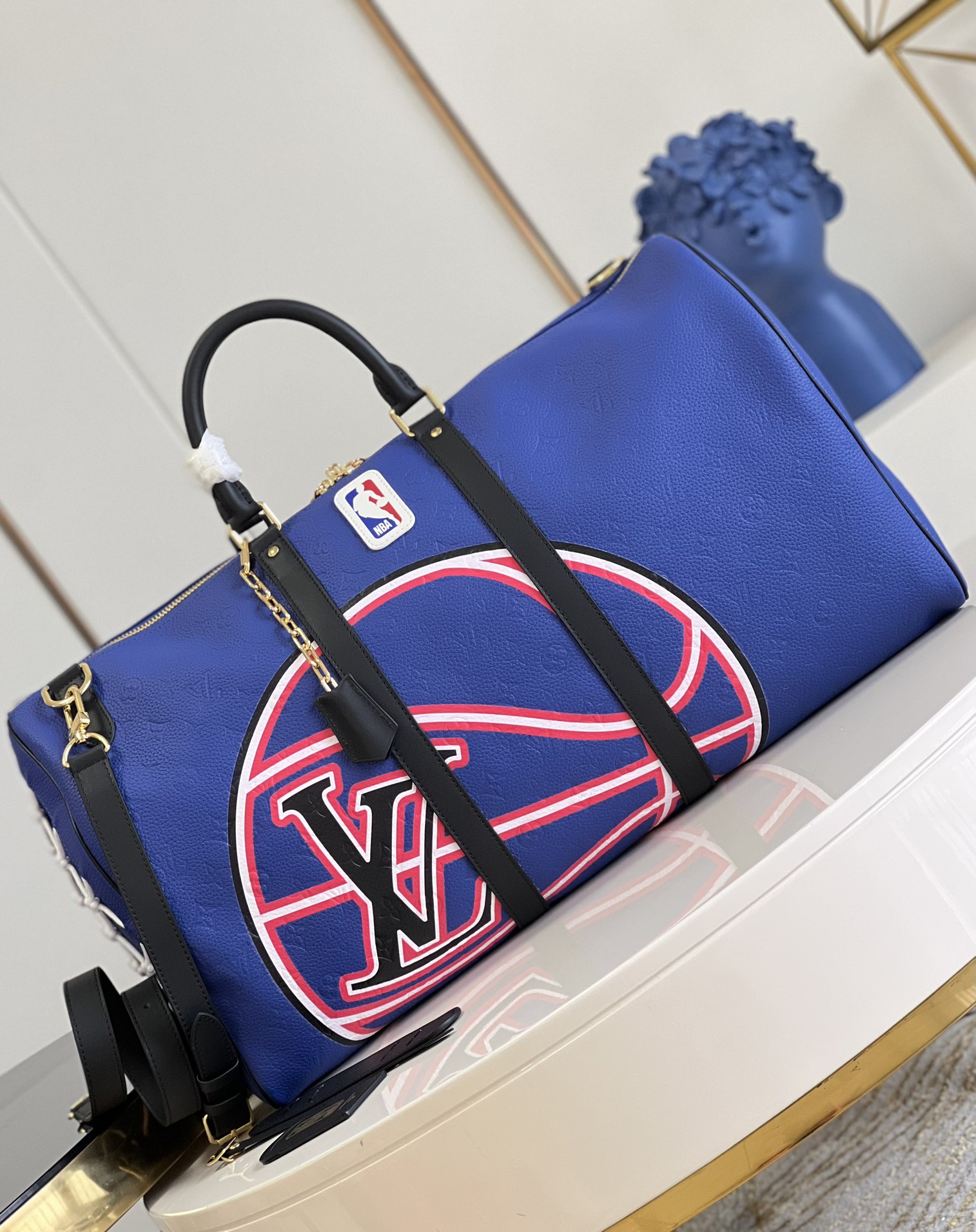NO:398912,【Exclusive real photo M21105 blue】 Warm reminder that this model is too big and cannot be packed with KEEPALL BANDOULIRE 55 travel bag Taurillon leather embossed Monogram pattern, with a full embellishment of new LV basketball logo and NBA logo patch. The travel bag has ball net element at the end. Size 55 x 31 x 26 mcm E.1400, LV [original leather], louis vuitton19860909【独家实拍M21105蓝色】温馨提示此款太大 包装放不下KEEPALL BANDOULIRE 55 旅行袋 Taurillon 革皮压印 Monogram 图案,其上点全缀新 LV 篮球识标和 NBA 识标饰贴.行旅袋端两拥有球网素元.寸尺55 x 31 x 26 米厘 E.1400,LV【原厂皮】,louis vuitton,Bag