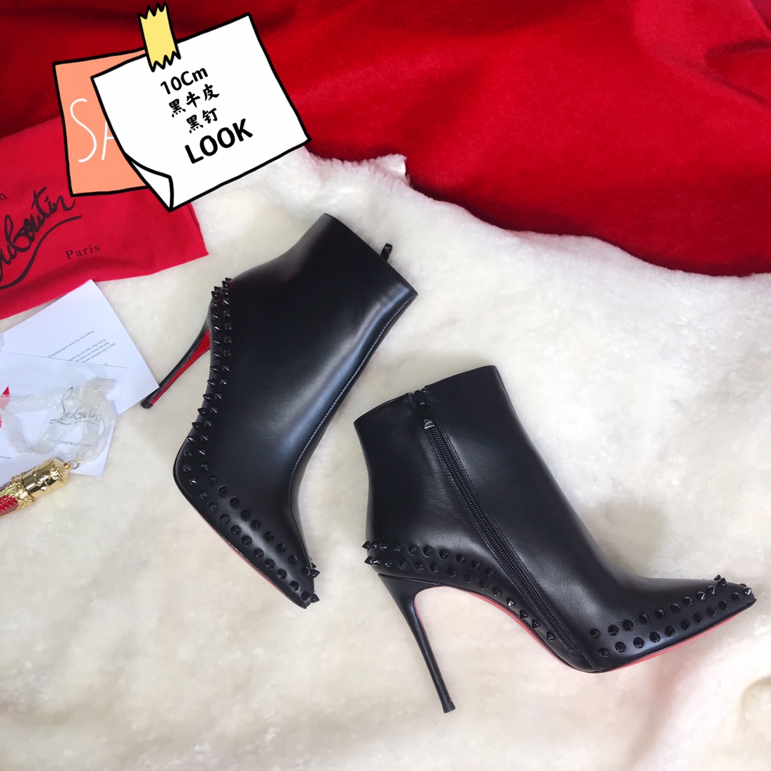 NO:337186,High-end customized autumn and winter rivet boot series!  H10Cm, size 34-42. Private mold trademark zipper. 902-013 black cowhide black nails, synchronized on the official website. Standard European code Reference:902-013 Color:black/black Material:cowhide Lining:goat leather Heel height:10Cm Sole:leather sole Size:EUR 34-42 (US 4-11):,,christian louboutin,boots,cowhide19860909高端订制 秋冬铆钉靴系列！ H10Cm,尺码34-42码.私模商标拉链 .902-013黑牛皮黑钉,官网同步. 标准欧码 Reference:902-013 Color:black/black Material:cowhide Lining:goat leather Heel heigh:10Cm Sole:leather sole Size:EUR 34－42（US 4一11) :,,christian louboutin,boots,cowhide,Women's Shoes