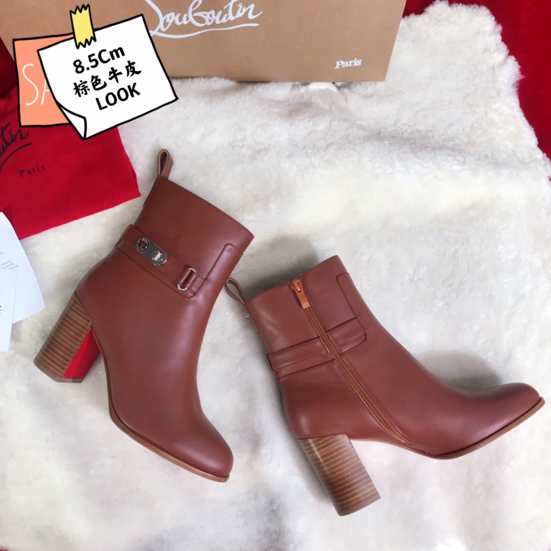 NO:337461,High-end customized autumn and winter boot series!  H8.5Cm, size 35-42. Leather extension strips, large bottom, leather heel. 319-12 brown cowhide, private mold buckle. Official website synchronization Standard European code Reference: 319-12 Color:brown Material:cowhide Lining:sheep leather Heel height: 8.5Cm Sole:leather sole Size:EUR 35-42 (US 4-11):,,christian louboutin,boots,cowhide19860909高端订制 秋冬靴系列！ H8.5Cm,尺码35-42码.真皮延条大底,层皮跟.319－12棕牛皮,私模扣.官网同步 标准欧码 Reference:319－12 Color:brown Material:cowhide Lining:sheep leather Heel heigh:8.5Cm Sole:leather sole Size:EUR 35－42（US 4一11) :,,christian louboutin,boots,cowhide,Women's Shoes