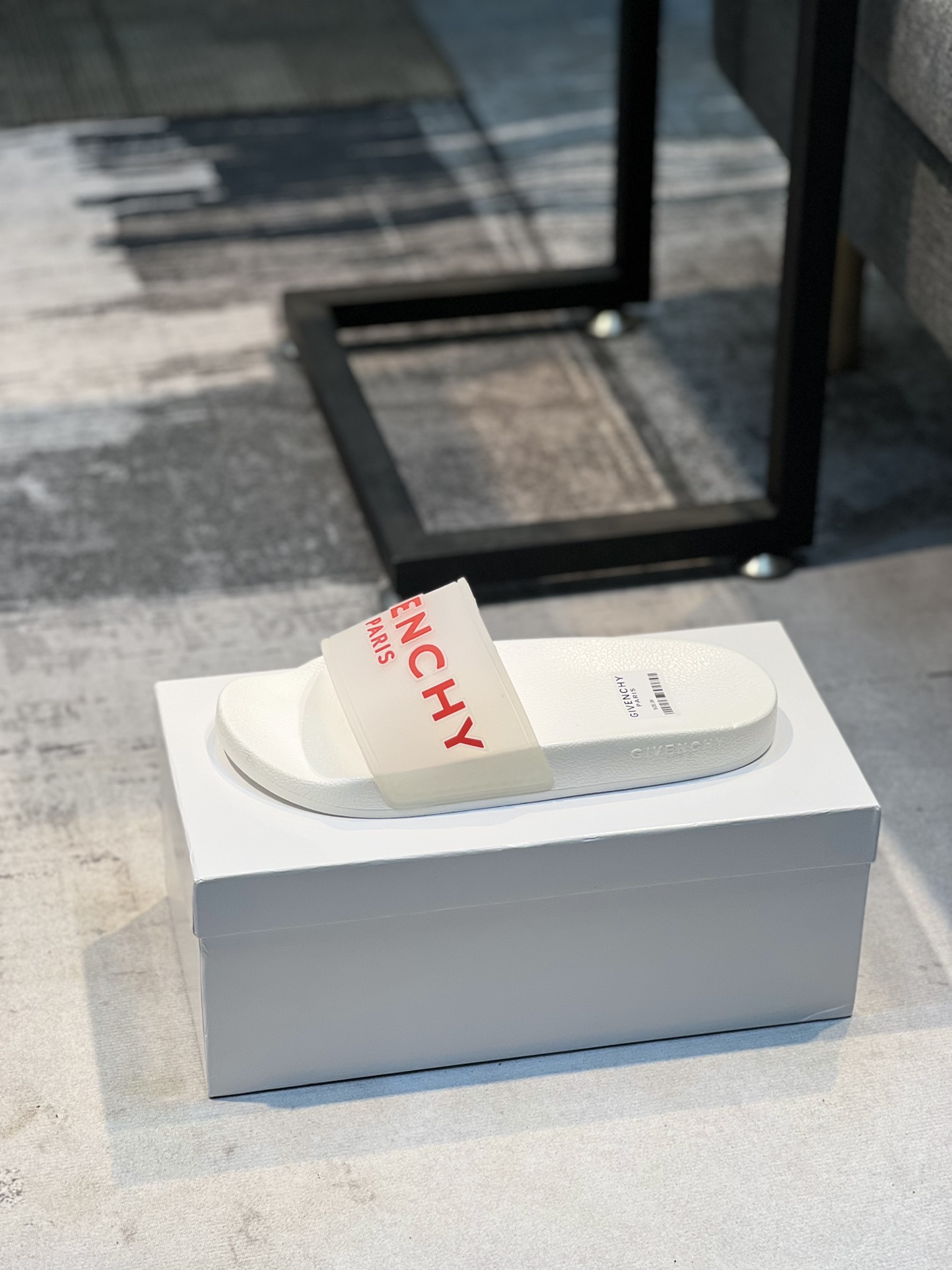 H0  纪梵希 Givenchy  专柜同步 牌奢品男士拖鞋，休闲宽松舒适型。上图片必爆款[愉快][愉快]