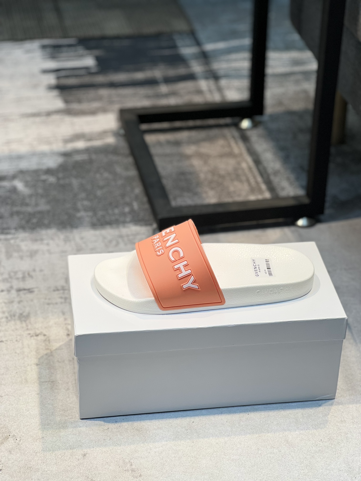 H0  纪梵希 Givenchy  专柜同步 牌奢品男士拖鞋，休闲宽松舒适型。上图片必爆款[愉快][愉快]