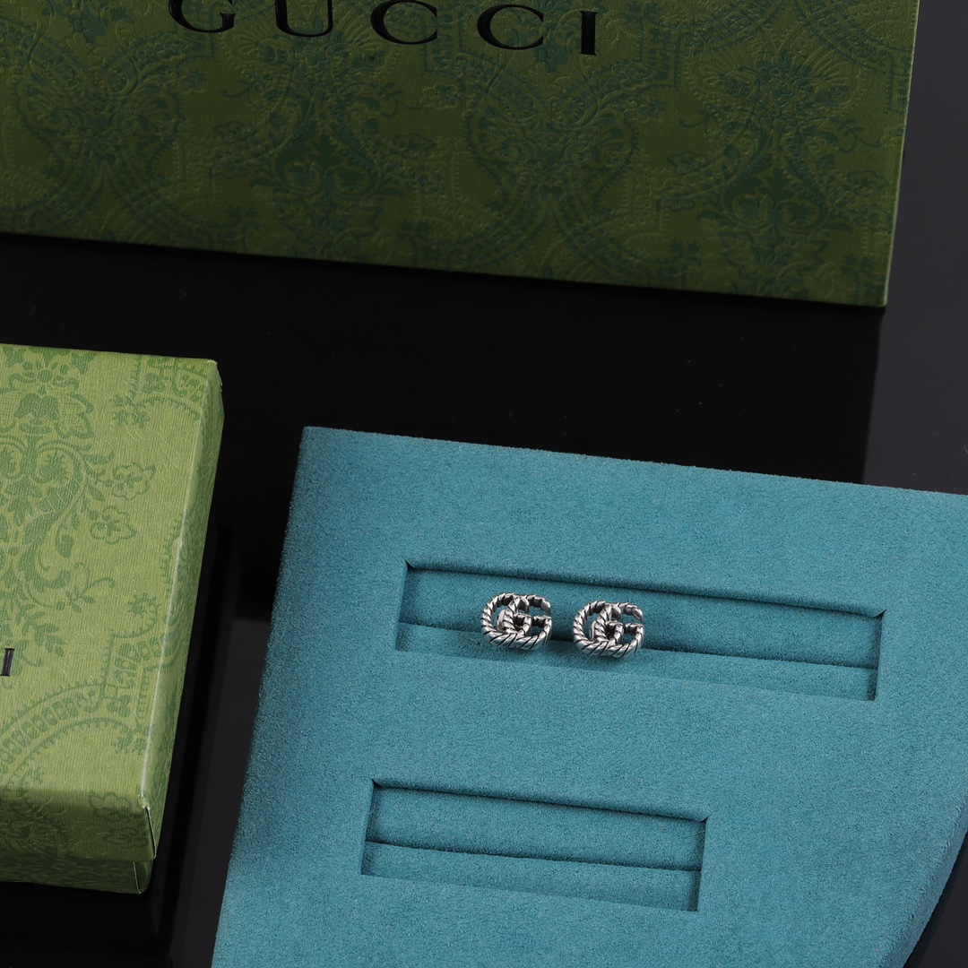 NO:633812,88180 Gucci* interlocking series interlocking double G earrings, pure silver, old vintage craftsmanship, complete set of packaging.,,gucci,pure silver,Cardia high-end jewelry1986090988180 古驰* interlocking系列 互扣式双G耳钉 纯银,做旧复古工艺 配全套包装.,,gucci,pure silver,卡迪亚高端饰品,Jewelry