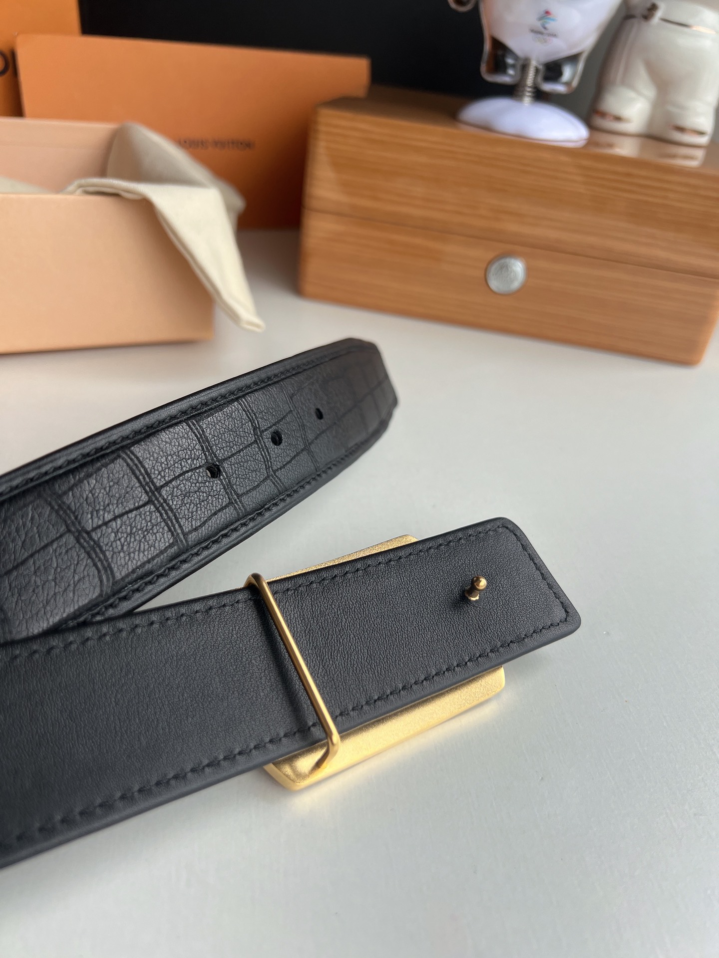 LV/路易威登   金属扣实心钢树脂工艺镶嵌男士4.0腰带