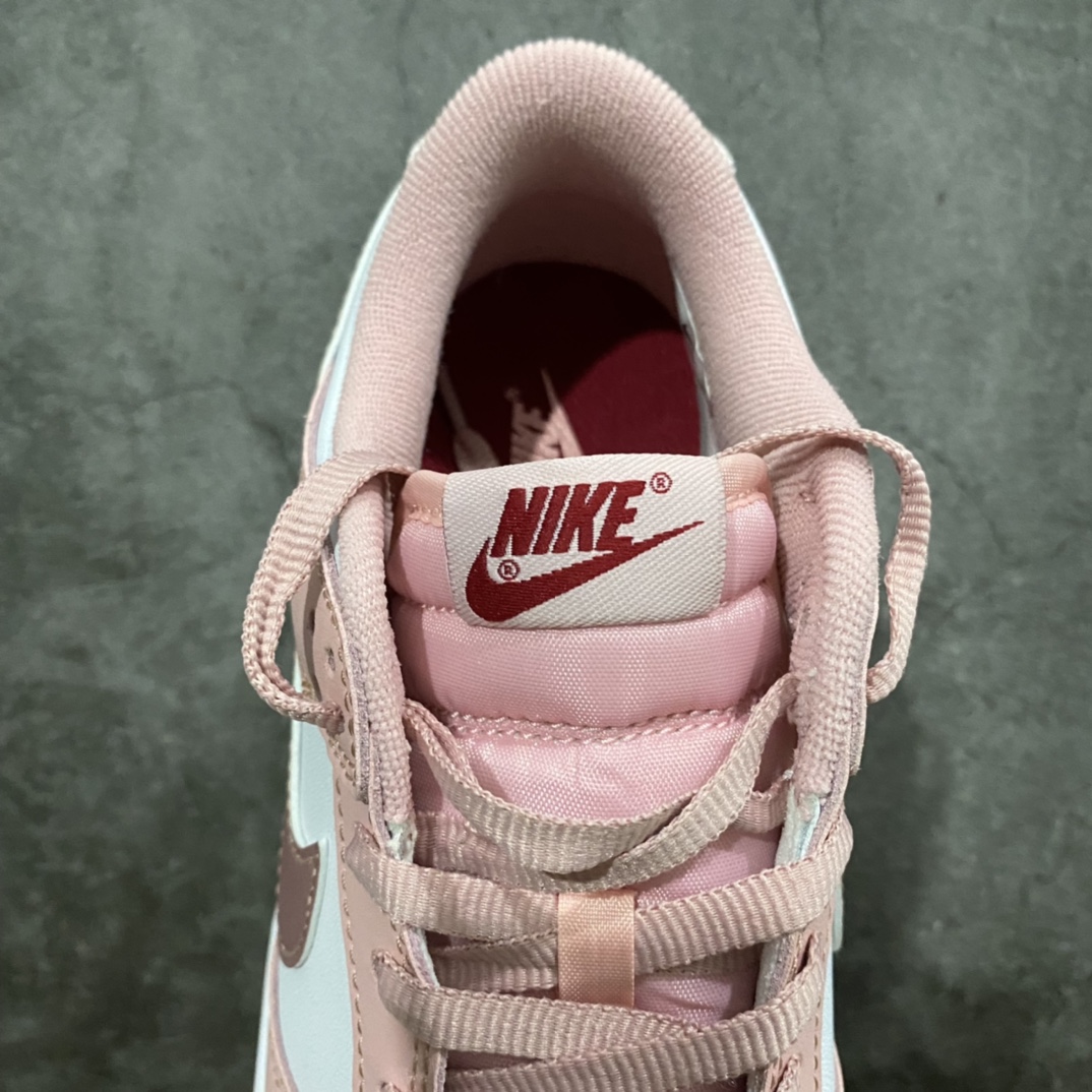 图片[8]-PK版本Dunk Low \”Pink Velvet\” 樱花粉 小情人节 复古休闲板鞋 货号：DO6485-600 #顶级纯原生产线 独立开发 #独家原版原盒 原底原料 开模打造 #原厂织唛鞋标 高精密准度 #原楦原纸板开发 匹配原版98%以上 #后跟垫棉独家呈现 反口里弧度正确 #原厂鞋垫 背胶 后跟电绣针数 与正品一致 #原厂头层皮料 原厂车缝线 质感无敌 #皮料切割干净 无任何毛边 清洁度细节完美 尺码：35.5 36 36.5 37.5 38 38.5 39 40 40.5 41 42 42.5 43 44 44.5 45 46 47.5-选品中心