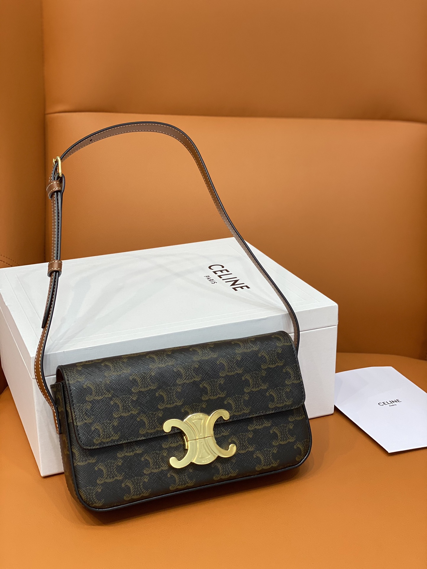 NO:183341,Genuine grade Original leather version TRIOMPHE logo printed cowhide leather shoulder bag CANVAS logo printed/sheep leather lining Shoulder back/portable TRIOMPHE metal texture locking Inner flat pocket Adjustable leather shoulder strap length 8 inches (20 cm) Size 20 X 10 X 4cm Number 194142#【With the original gift box】, Celine, celine, backpacks, cowhide, sheepskin19860909正品级 原厂皮版本 TRIOMPHE标志印花牛皮革肩背包 CANVAS标志印花/羊皮革衬里 肩背/手提 TRIOMPHE 金属质感锁扣 内侧扁平口袋 可调节皮革肩带长8英寸（20厘米） 尺寸20 X 10 X 4cm 编号194142#【配原厂礼品盒】,赛琳,celine,backpacks,cowhide,sheepskin,Bag