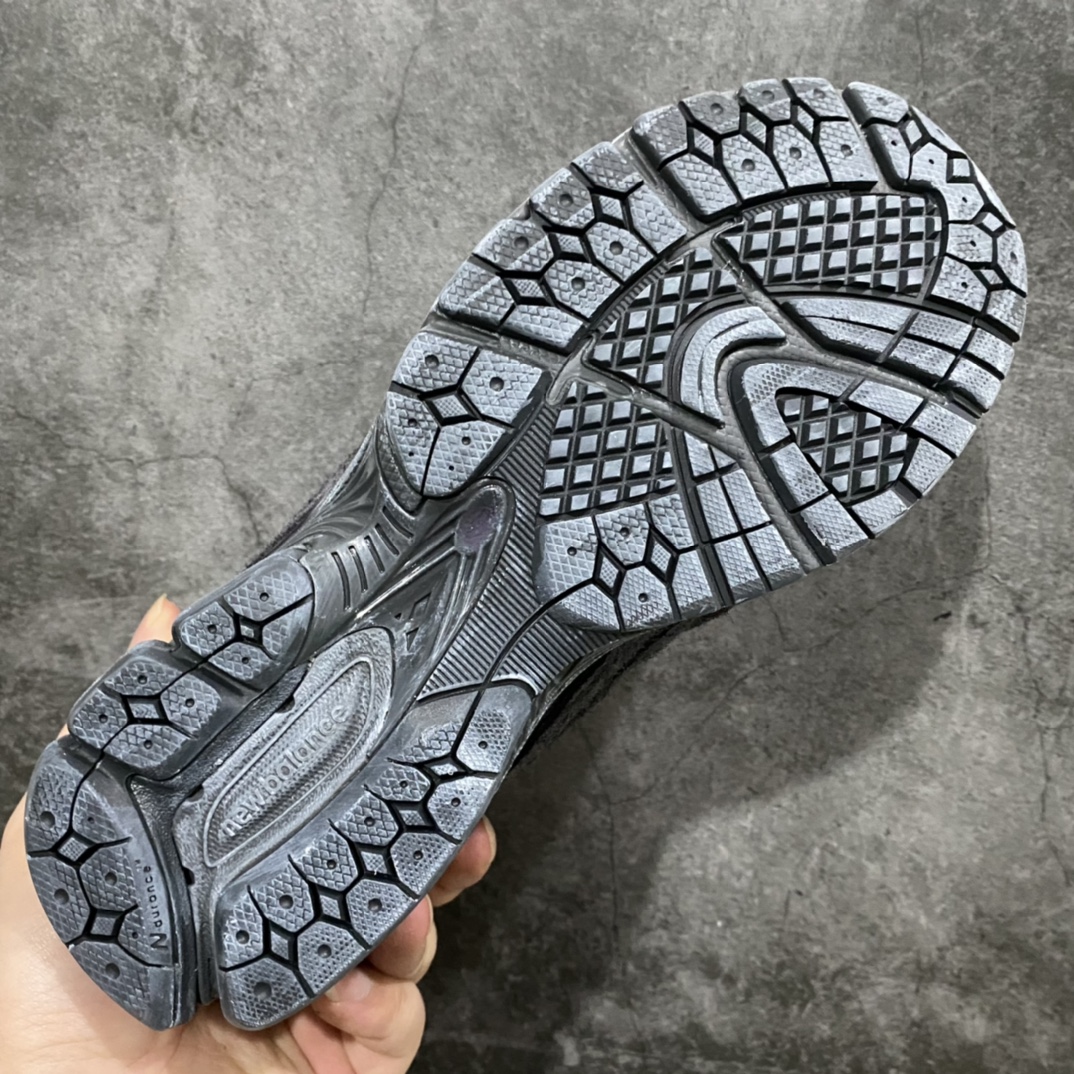 图片[9]-纯原版New Balance 新百伦 \” Refined Future \” 幻影黑 复古休闲跑步鞋 M2002RDB 原厂数据开发 原厂网纱 正确卡色皮料冲裁组合 匠心打造 耗时两个月开发完成 工艺极其复杂难度可想而知 新开独立私模大底 全网唯一正确做旧组合大底 高端零售专供产物 尺码：40 40.5 41.5 42 42.5 43 44 44.5 45 45.5 46.5-选品中心