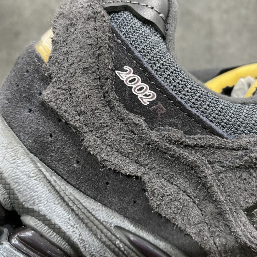 图片[2]-纯原版New Balance 新百伦 \” Refined Future \” 幻影黑 复古休闲跑步鞋 M2002RDB 原厂数据开发 原厂网纱 正确卡色皮料冲裁组合 匠心打造 耗时两个月开发完成 工艺极其复杂难度可想而知 新开独立私模大底 全网唯一正确做旧组合大底 高端零售专供产物 尺码：40 40.5 41.5 42 42.5 43 44 44.5 45 45.5 46.5-选品中心