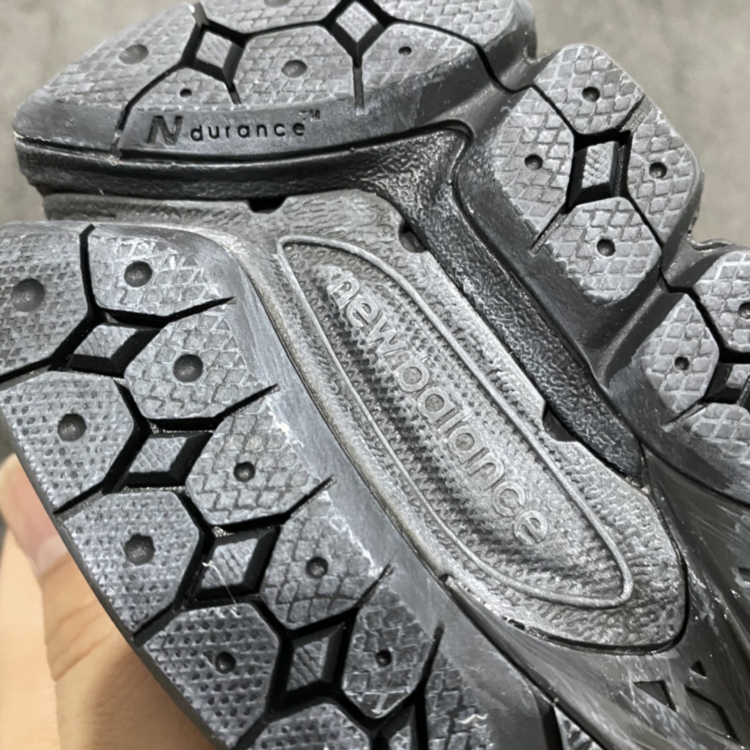 图片[9]-纯原版New Balance 新百伦 \” Refined Future \” 幻影黑 复古休闲跑步鞋 M2002RDB 原厂数据开发 原厂网纱 正确卡色皮料冲裁组合 匠心打造 耗时两个月开发完成 工艺极其复杂难度可想而知 新开独立私模大底 全网唯一正确做旧组合大底 高端零售专供产物 尺码：40 40.5 41.5 42 42.5 43 44 44.5 45 45.5 46.5-选品中心