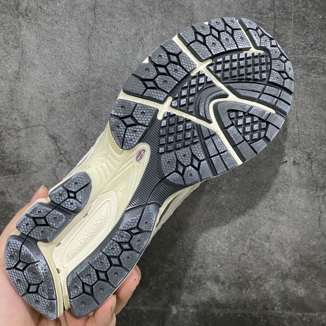 图片[9]-纯原版本 New Balance 新百伦 \” Refined Future \” 云雨灰 复古休闲跑步鞋 M2002RDA 原厂数据开发 原厂网纱 正确卡色皮料冲裁组合 匠心打造 耗时两个月开发完成 工艺极其复杂难度可想而知 新开独立私模大底 全网唯一正确做旧组合大底 高端零售专供产物 尺码：40 40.5 41.5 42 42.5 43 44 44.5 45 45.5 46.5-选品中心