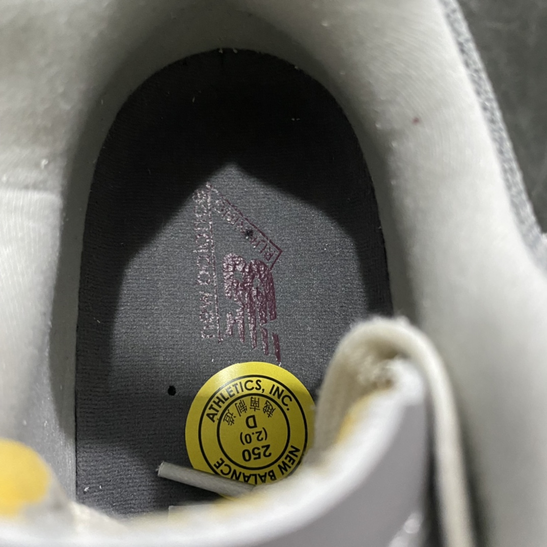 图片[3]-纯原版本 New Balance 新百伦 \” Refined Future \” 云雨灰 复古休闲跑步鞋 M2002RDA 原厂数据开发 原厂网纱 正确卡色皮料冲裁组合 匠心打造 耗时两个月开发完成 工艺极其复杂难度可想而知 新开独立私模大底 全网唯一正确做旧组合大底 高端零售专供产物 尺码：40 40.5 41.5 42 42.5 43 44 44.5 45 45.5 46.5-选品中心