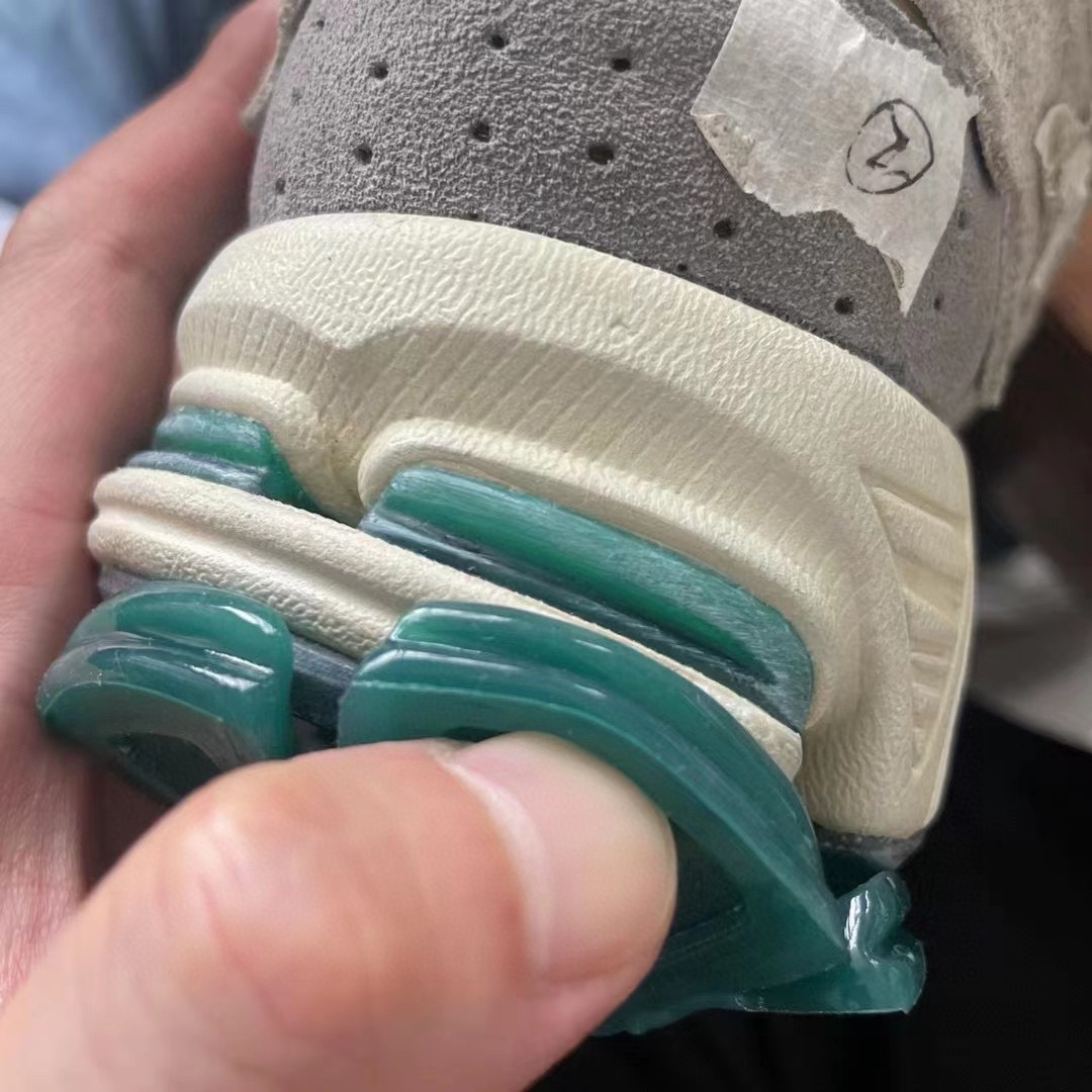 图片[9]-纯原版本 New Balance 新百伦 \” Refined Future \” 云雨灰 复古休闲跑步鞋 M2002RDA 原厂数据开发 原厂网纱 正确卡色皮料冲裁组合 匠心打造 耗时两个月开发完成 工艺极其复杂难度可想而知 新开独立私模大底 全网唯一正确做旧组合大底 高端零售专供产物 尺码：40 40.5 41.5 42 42.5 43 44 44.5 45 45.5 46.5-选品中心