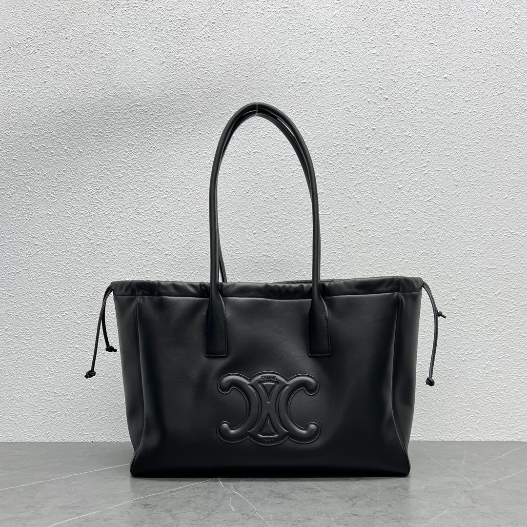 NO:197243,Genuine, new product launched, CE new drawstring shopping bag, soft leather relief Arc de Triomphe logo, superposition of leisure and temperament, casual sense of high-end, low-key and generous. The style is versatile, office workers, short travel and business trips, all, you can also make a mommy bag. The capacity is super large, and the laptop can be easily put down, an excellent choice for office workers. Model number 199973 Size 40×15×29.5 Black, Celine, celine, celine19860909正品级 新品上线 CE新出抽绳大购物袋,柔软皮革浮雕凯旋门logo ,休闲与气质气场的叠加,随意的高级感,低调而大方 风格上百搭款,上班族,短途旅行出差,都,做妈咪包也可以喔 容量超大容量,手提电脑都可轻松放下,上班族的绝佳选择喔 款号199973 尺寸40×15×29.5 黑色,赛琳celine,celine,celine,Bag